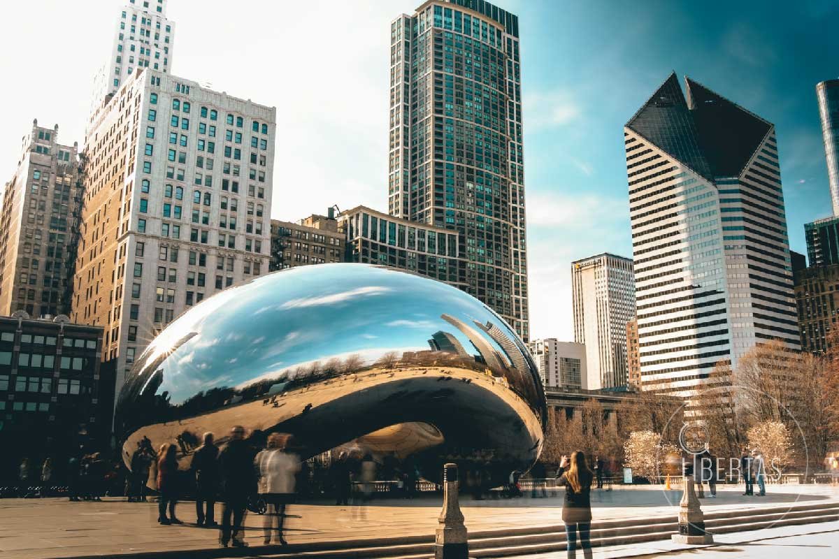 Chicaco street scape - The Bean contemporary sculpture making use of reflective surfaces and organic form set against the backdrop of the city