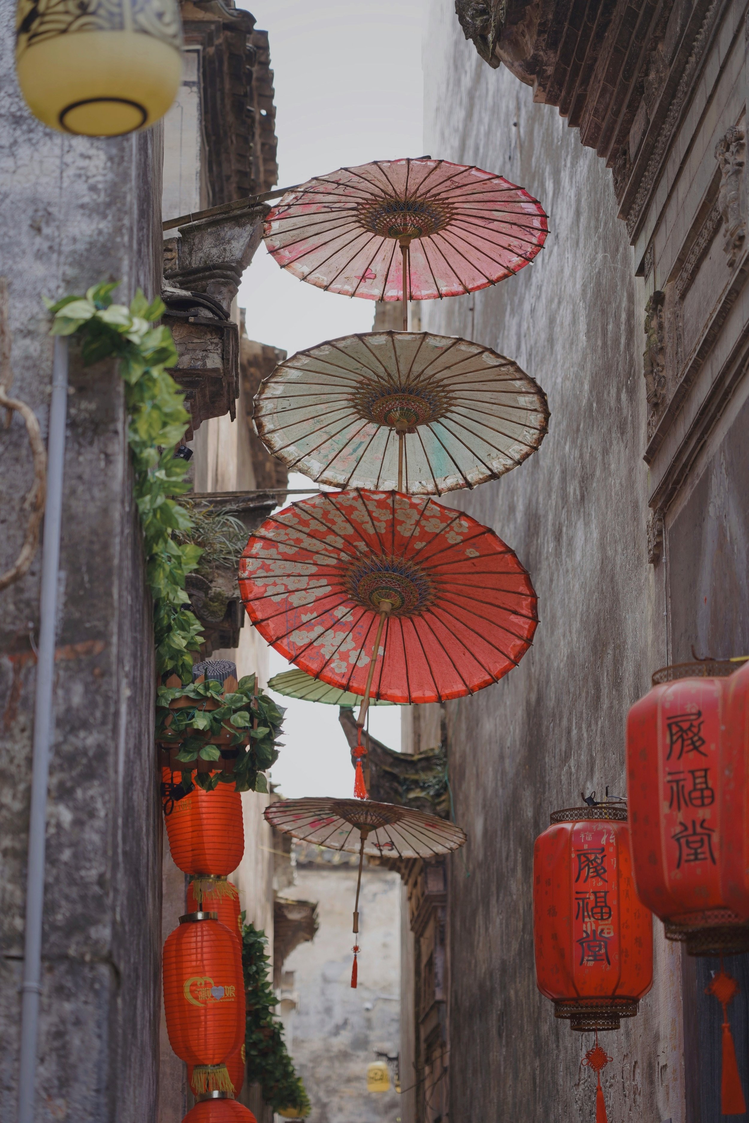 Traditional chinese street scene with red lanterns