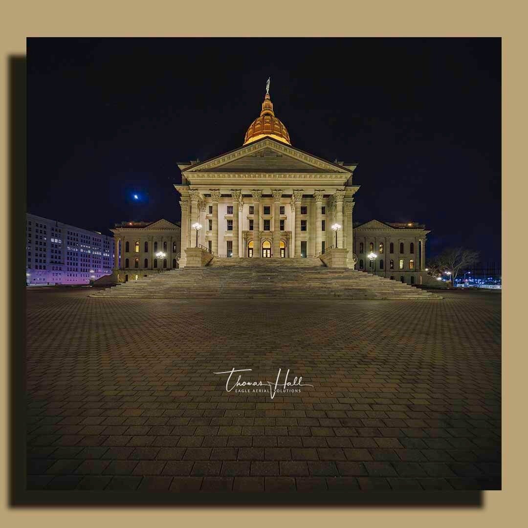 &ldquo;If I claim to be a wise man, that surely means that I don't know.&rdquo;
― Kansas (band)

Canon R5, TS-E 17mm
29 frame shift AEB composition
0.8 sec to 13 sec, f5.6, ISO 100
Kansas State Capitol
Topeka, Kansas

///trio.status.wipe

#architectu