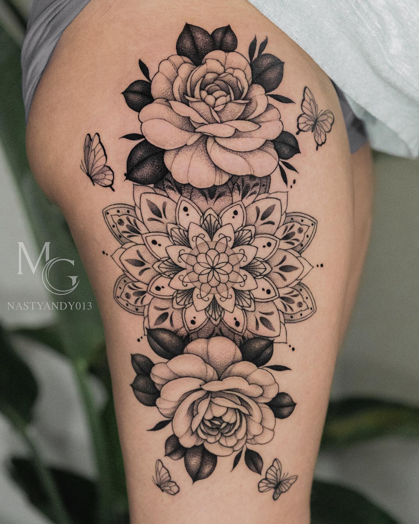 Mandala's embrace, flowers bloom with grace 🌸

Artist: @nastyandy013 

He&rsquo;s currently booking June! Click the link on his bio to book an appointment. 

👉 @nastyandy013 
👉 @nastyandy013 
👉 @nastyandy013 

#flowertattoo #tattoo #flowers #mand