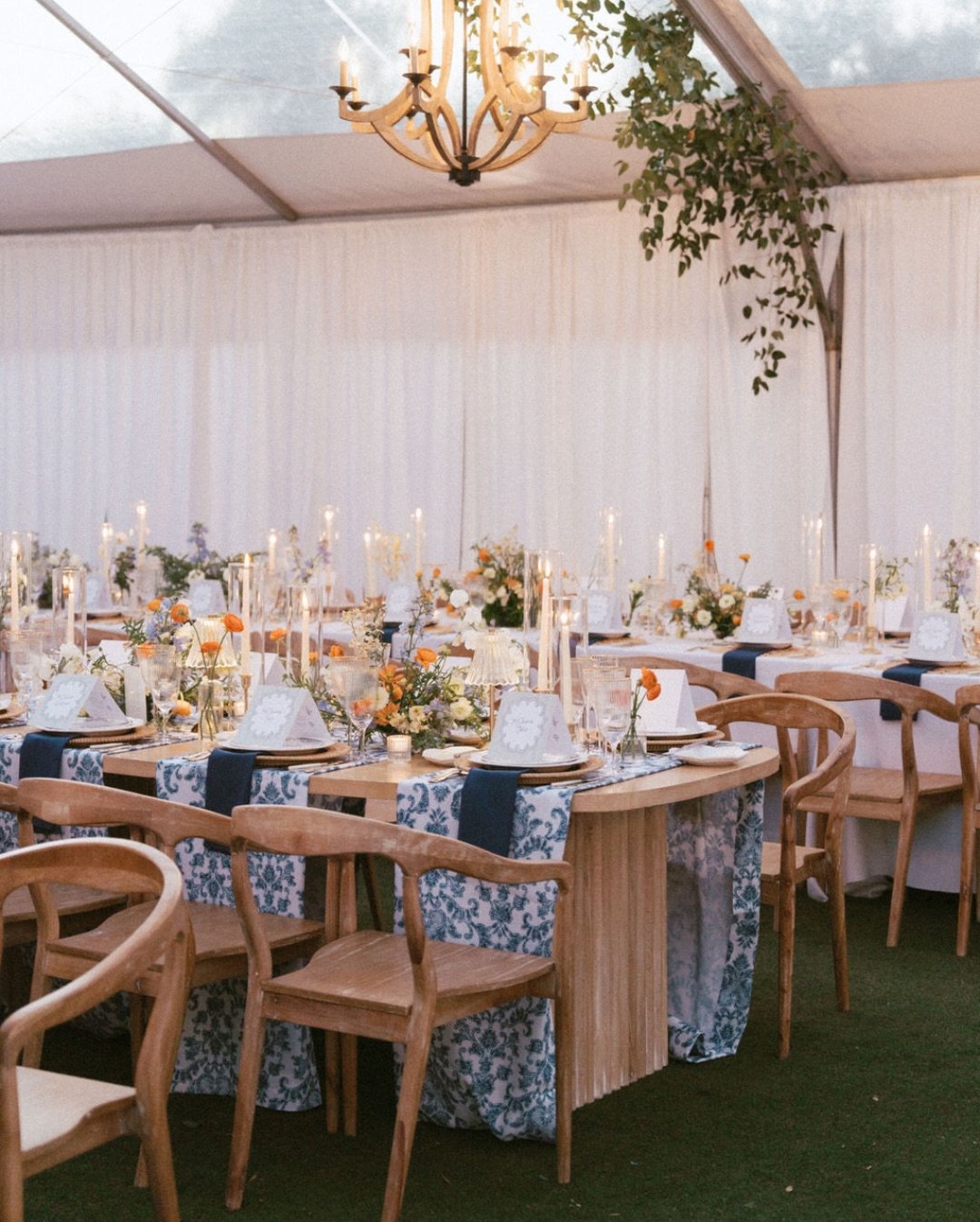 Citrus details &amp; airy floral design.🍊 

The entry fountain overflowing with garden blooms, greenery, and fresh citrus set the tone for the evening! 

Planner: @audreywoodevents
Venue: @silverleafclub
Photographer: @bushwhacked
Videographer: @dal