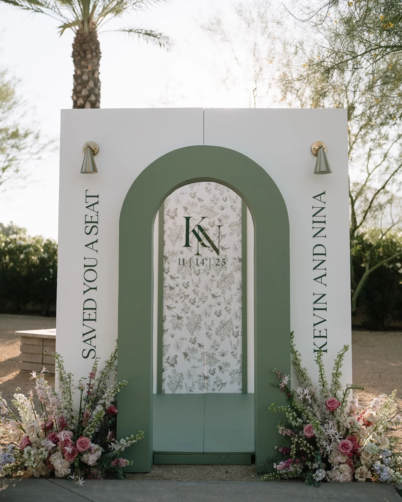 Garden-inspired blooms bring this seating display to life, creating a beautiful moment for guests to find their seats while tying seamlessly into the overall wedding design. 

Planning: @dasheventcompany
Venue: @andazscottsdaleweddings
Photo: @abbyhi