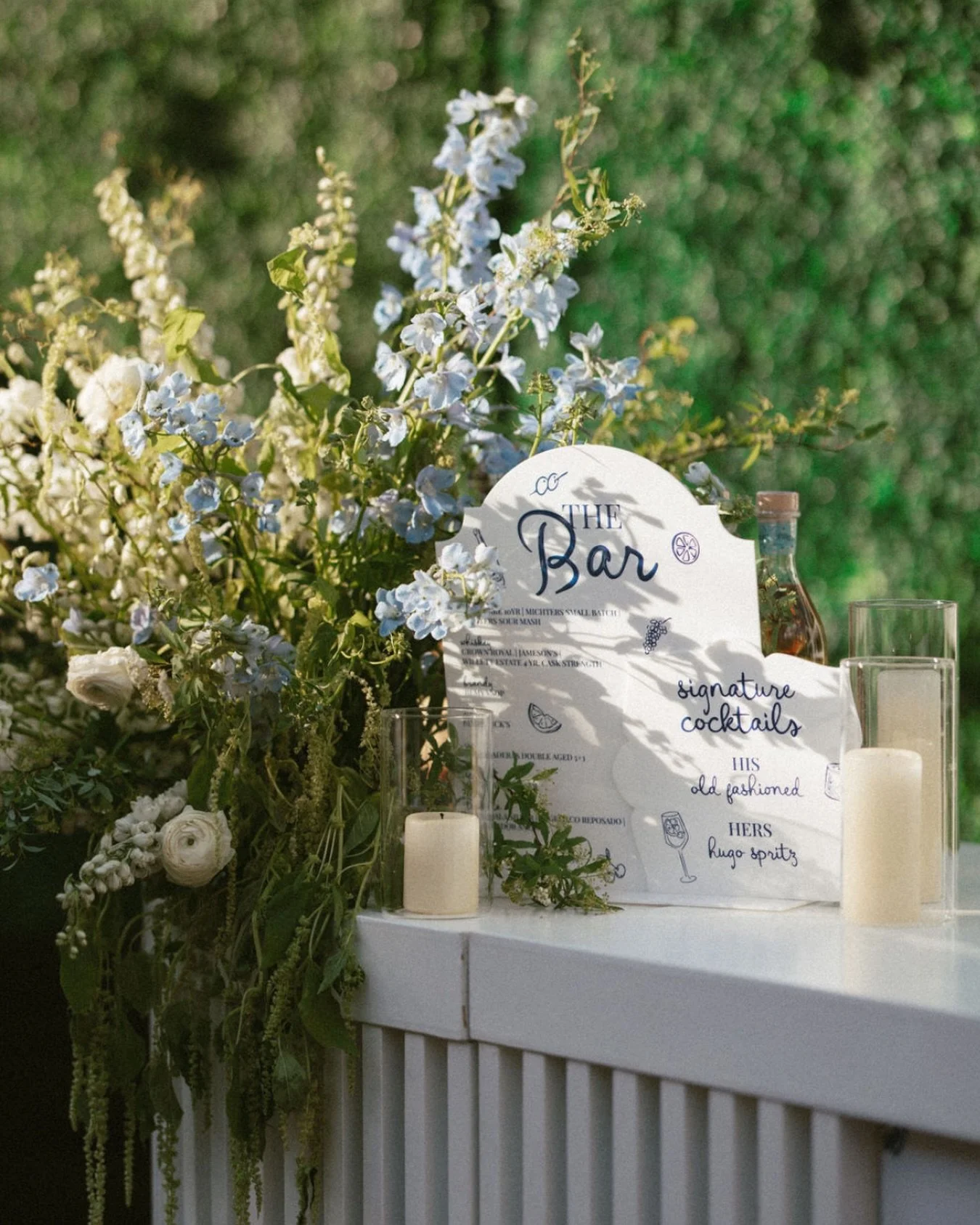 A bar moment worth lingering at! Soft blue delphinium, garden roses, and cascading greenery framing the evening&rsquo;s signature cocktails.

Planner: @audreywoodevents
Venue: @silverleafclub
Photographer: @bushwhacked
Florals: @floralsbykendra
Renta