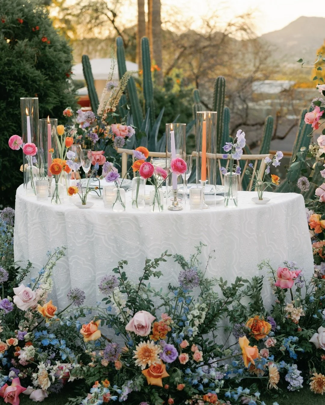 Love a pop of color in the desert! 

Planner: @chererosalieweddings
Photographer: @ashleyraephotography
Florals: @floralsbykendra
Linen: @bbjlatavola
Rentals: @theconfettistudio
Venue: @sanctuaryweddings