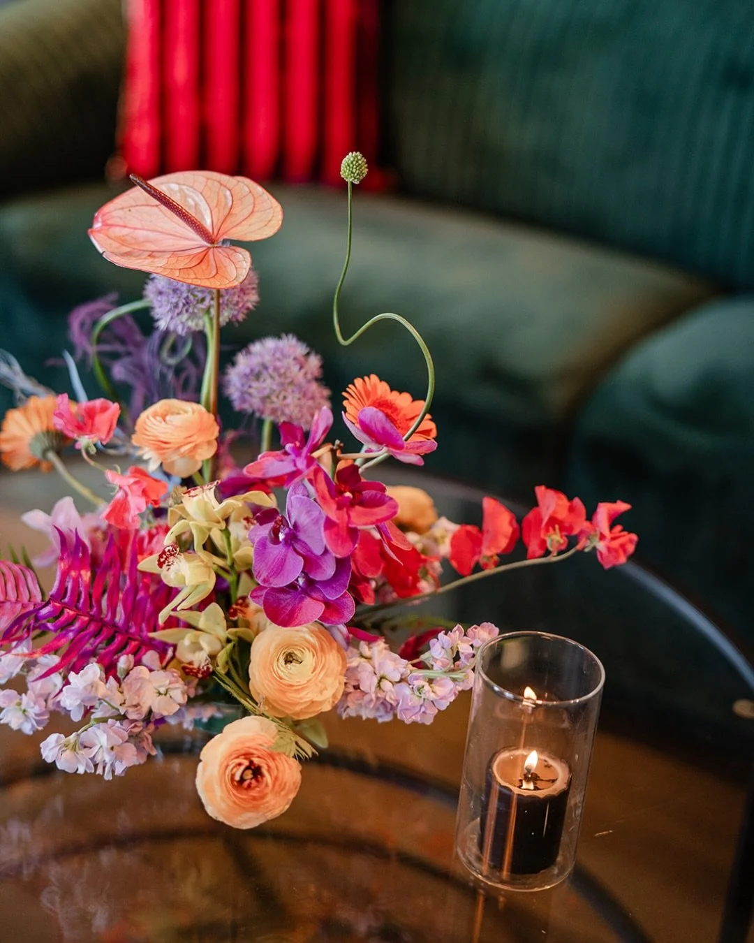 It&rsquo;s not often I get to lean into bold color like this, so I took full advantage! 
 
@audreywoodevents
@jaimeecmorse 
@theglobalambassadorhotel 
@theconfettistudio 
@oliviedetailsanddesign 

#statementflorals #luxuryevents #modernflorals #arizo
