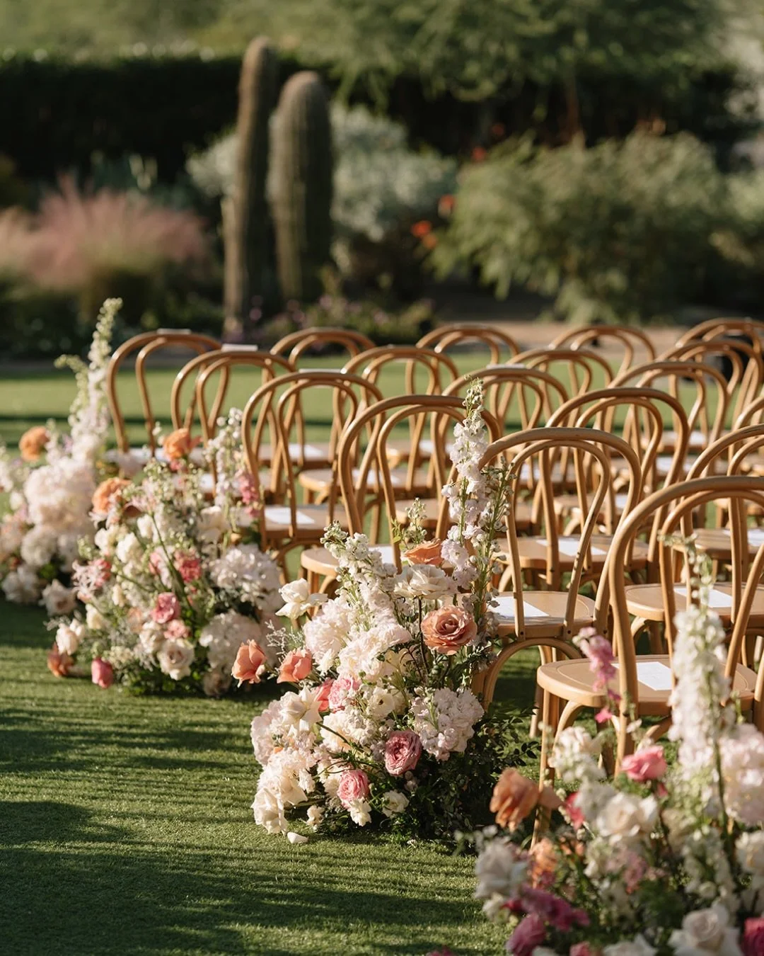 Aisle florals that transform the entire ceremony space! 

Planning: @dasheventcompany
Venue: @andazscottsdaleweddings
Photo: @abbyhiggsphotography
Florals: @floralsbykendra 
Tables/Chairs: @letsbashevents
Bride: @nina.m.locklear 

#arizonawedding #ar