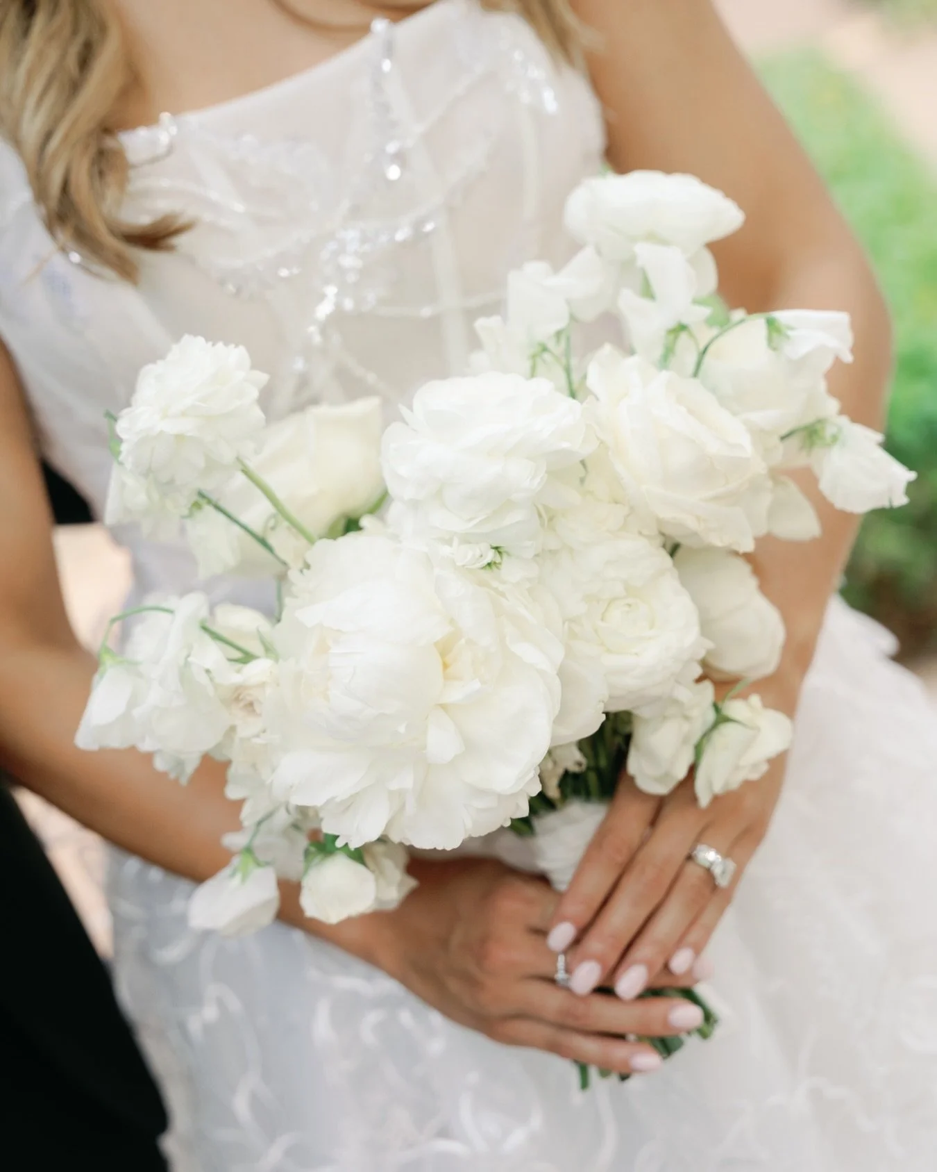 An all-white bridal bouquet never misses! 

Planner: @audreywoodevents
Photographer: @ashleyraephotography
Venue: @silverleafclub
Florals: @floralsbykendra