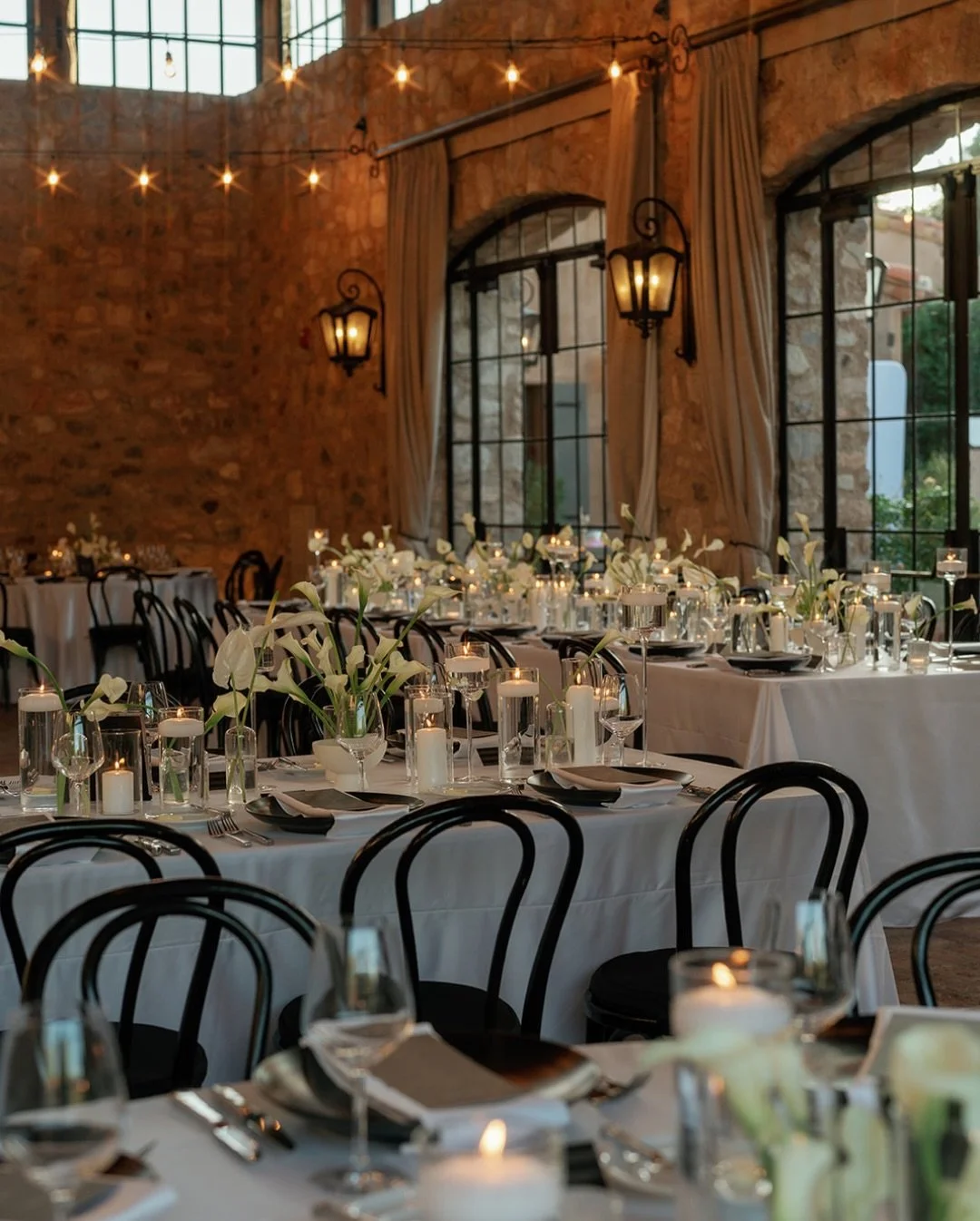 A chic and elegant wedding reception featuring white calla lilies, lush ranunculus, floating candles, and timeless black-and-white tablescape details.

Wedding Planner: @cmg_events
Venue: @silverleafclub
Florals: @floralsbykendra
Photography: @michel