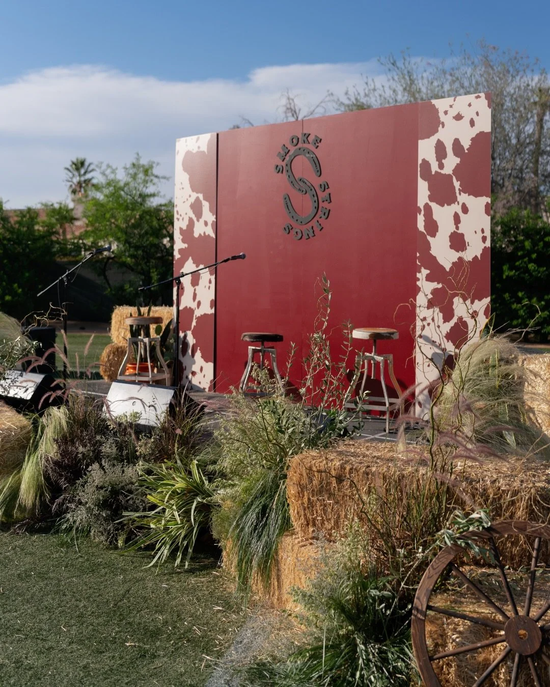 Hay bales, textured greenery, and rustic details set the scene for an elevated western evening, complete with a special performance by Kane Brown! 🌾 

@treasurehouseaz
Planning &amp; Design: @yourjubileeweddings
Photo: @nathangeorgephoto
Video: @kyl