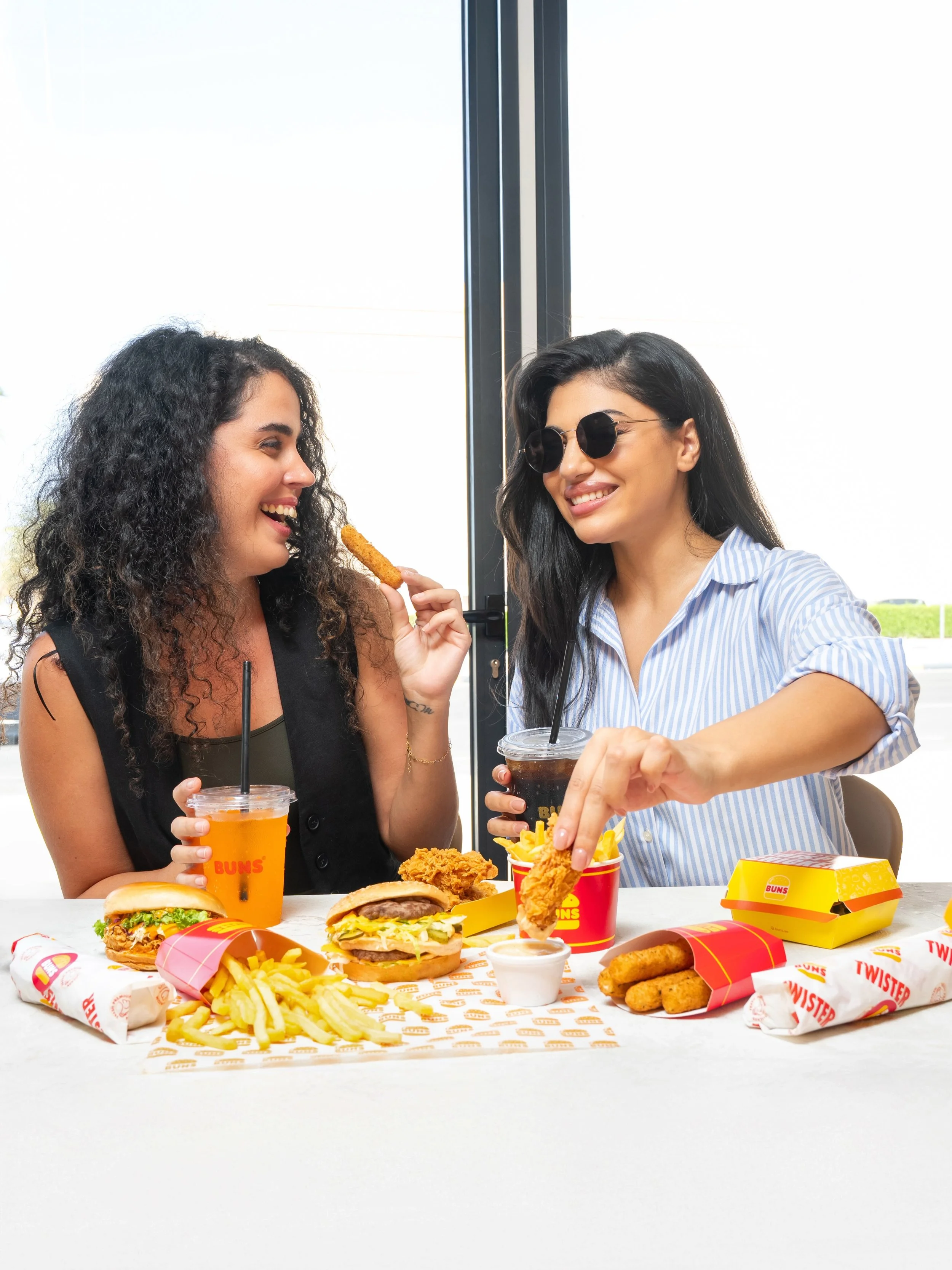 الطعم يصير ألذ&hellip;
لما تشاركه مع أصحابك 🍔🔥

Better together. 🤍

#BUNS #ShareTheTaste
