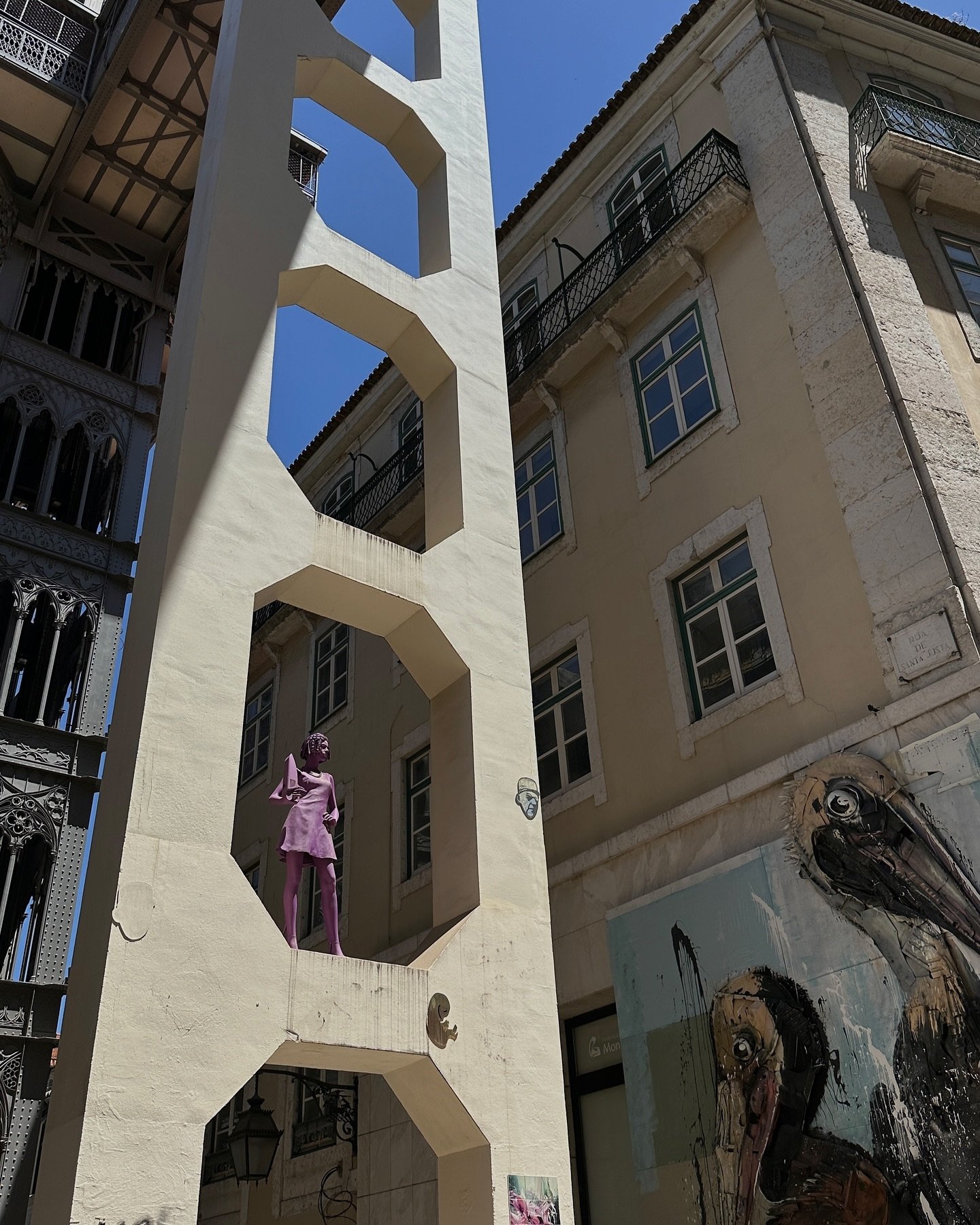 Portugal och tusen magiska fasader 🦋

I mitten p&aring; juni var jag med familjen i Portugal, Cascais och Lissabon. Absolut tvungen att dela n&aring;gra av alla otroliga hus och fasader. Arkitektur, f&auml;rg och kakel, stort och sm&aring;tt, puts o