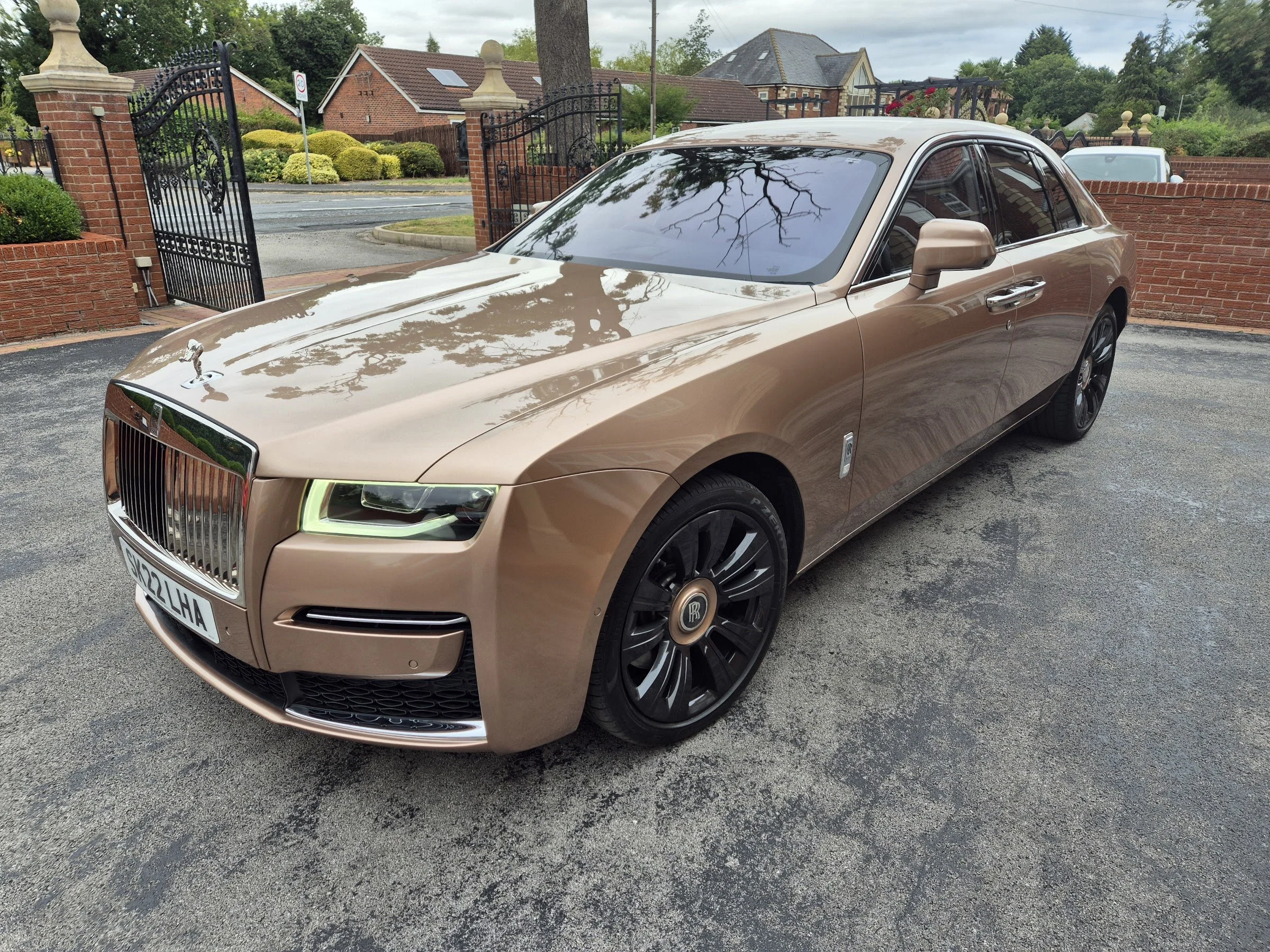 Bronze Rolls-Royce saloon, front three-quarter view