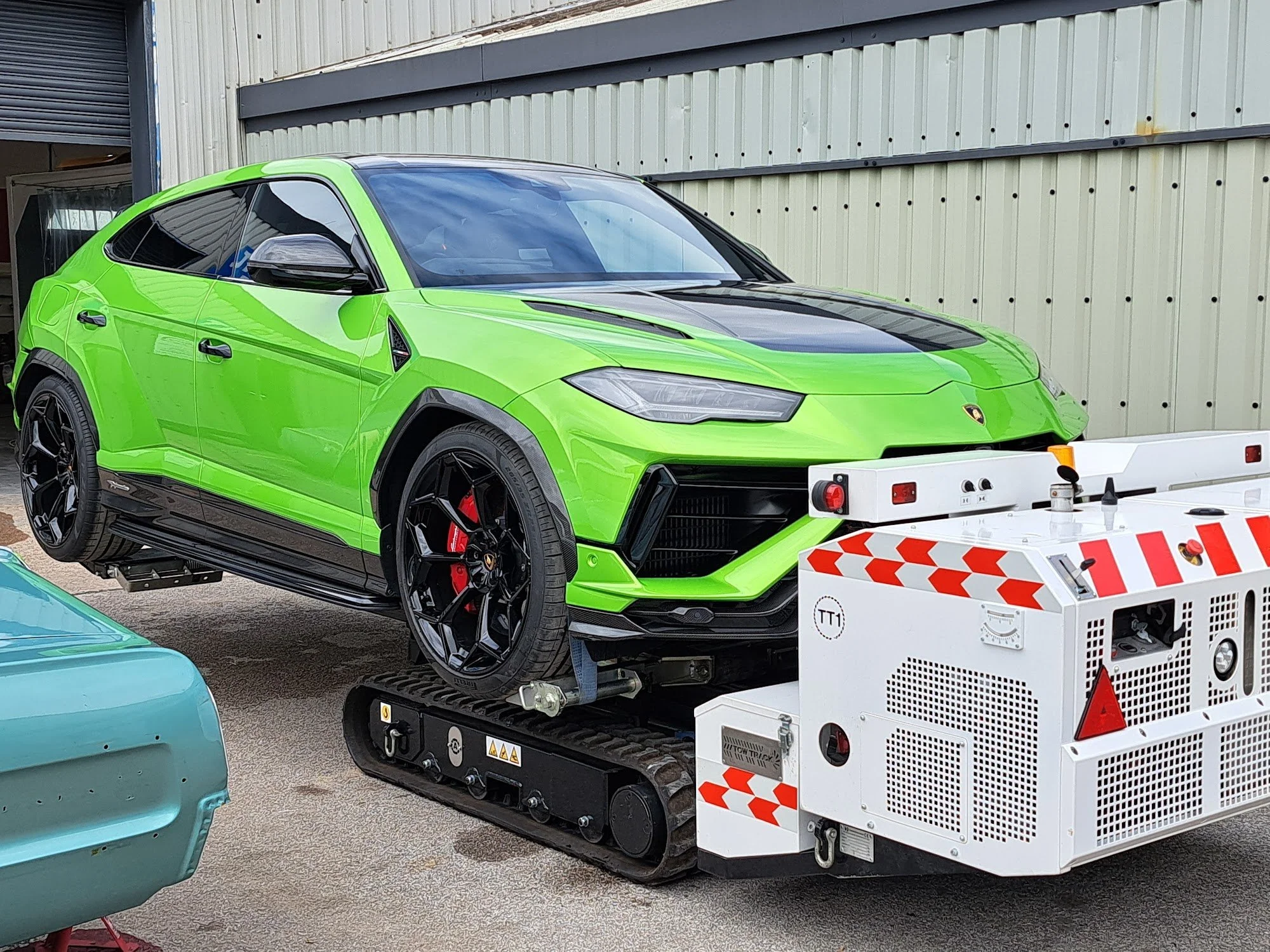 4-04-urus.jpg
