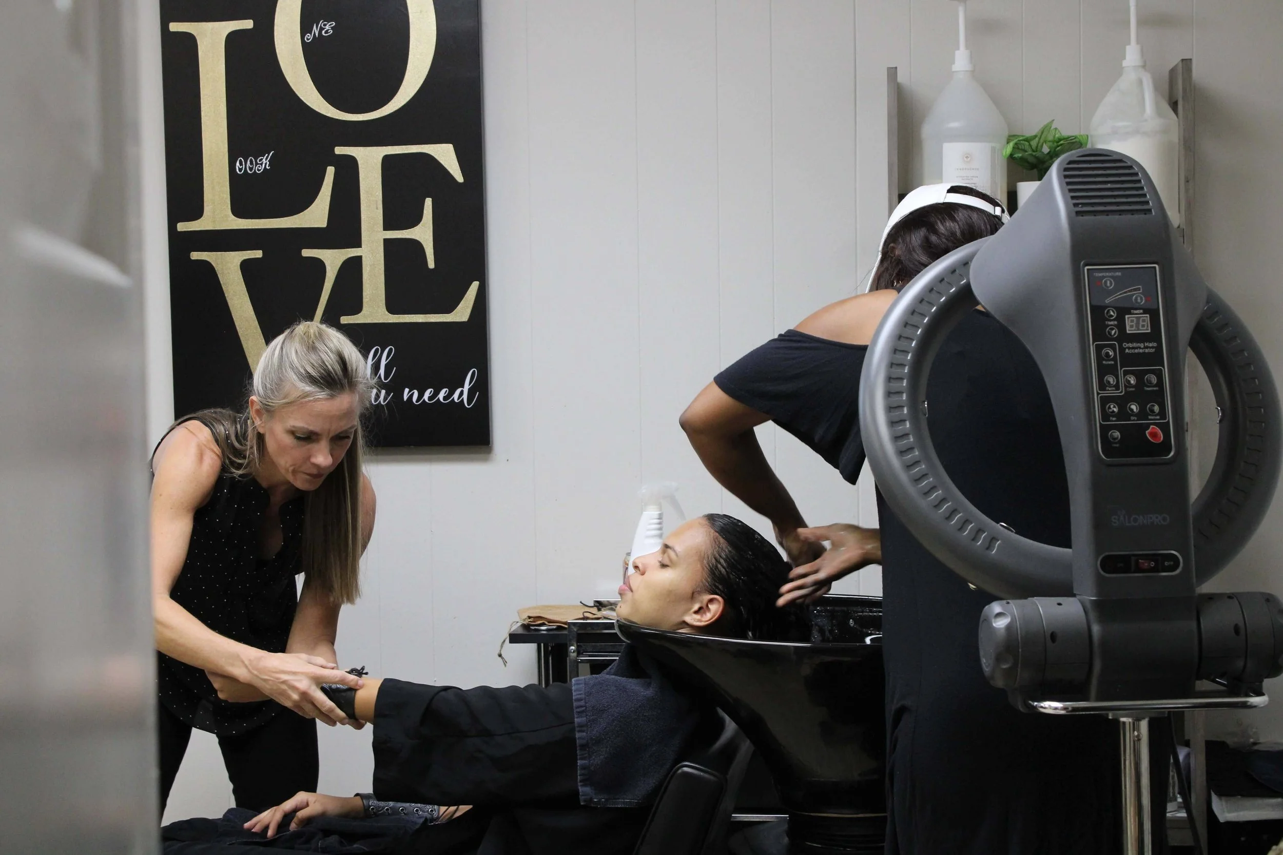 Luxury salon shampoo service