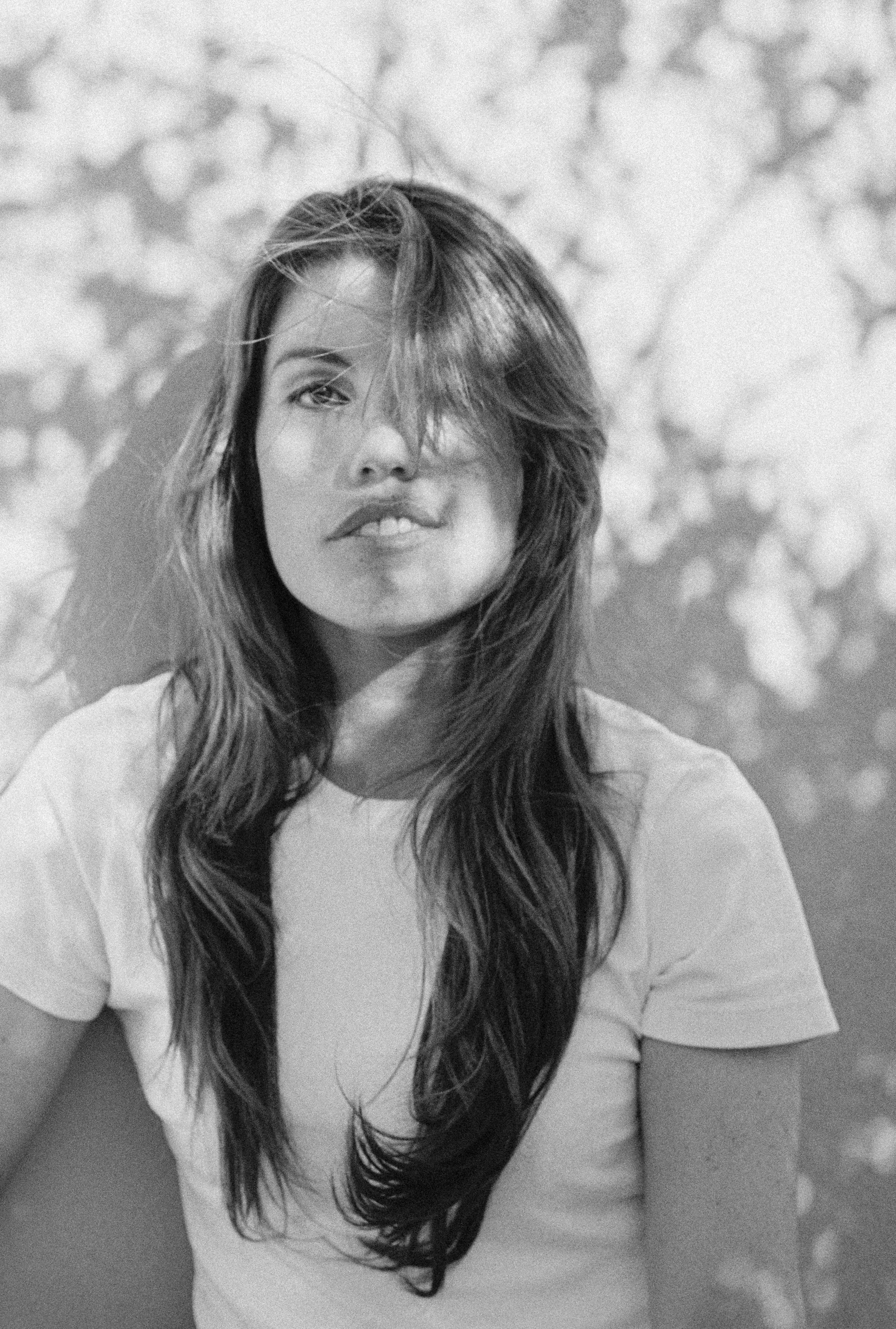 Artist Hilde Selvikvåg. Analogt bilde tatt i forbindelse med hageturné 2025.