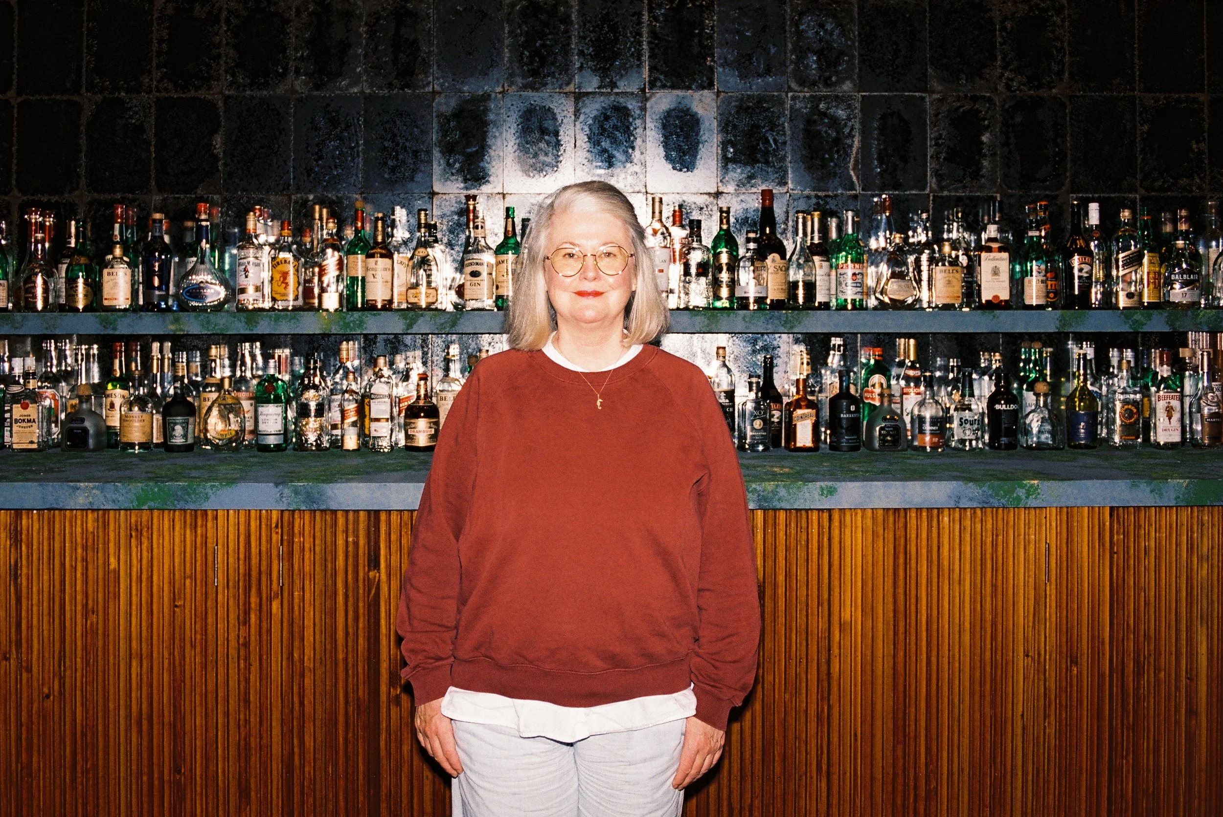 Regissør Hanne Tømta, analogt bilde tatt i scenografien til Peer Gynt