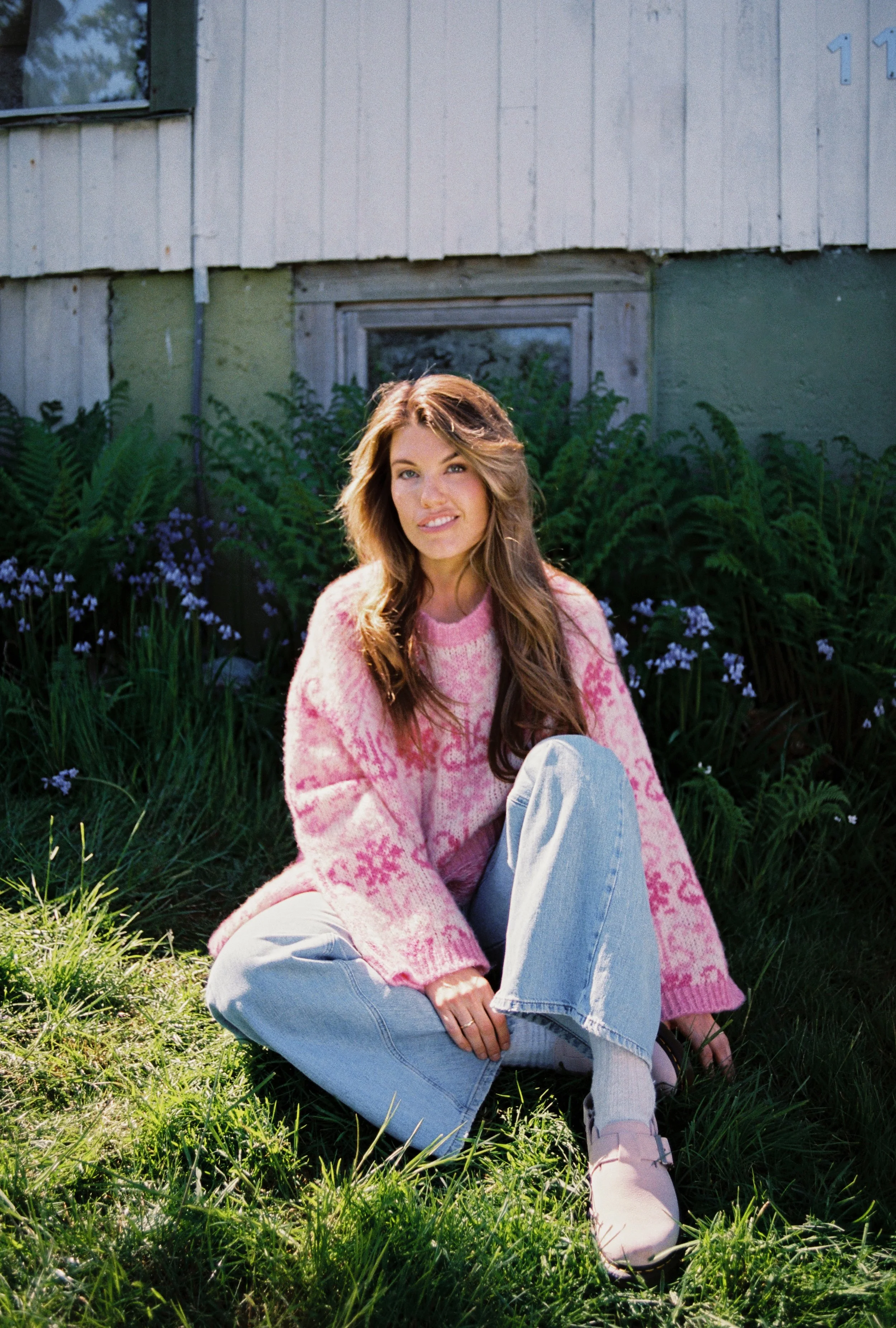 Artist Hilde Selvikvåg. Analogt bilde tatt i forbindelse med hageturné 2025.