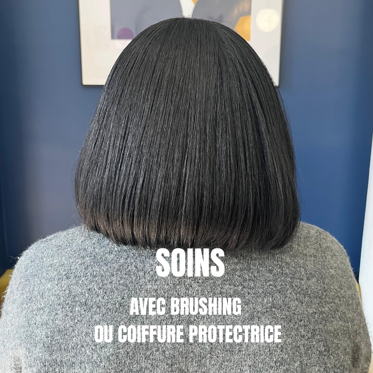 Chevelure noire, lisse et brillante vue de dos, avec texte en surimpression indiquant : 'SOINS AVEC BRUSHING OU COIFFURE PROTECTRICE'.