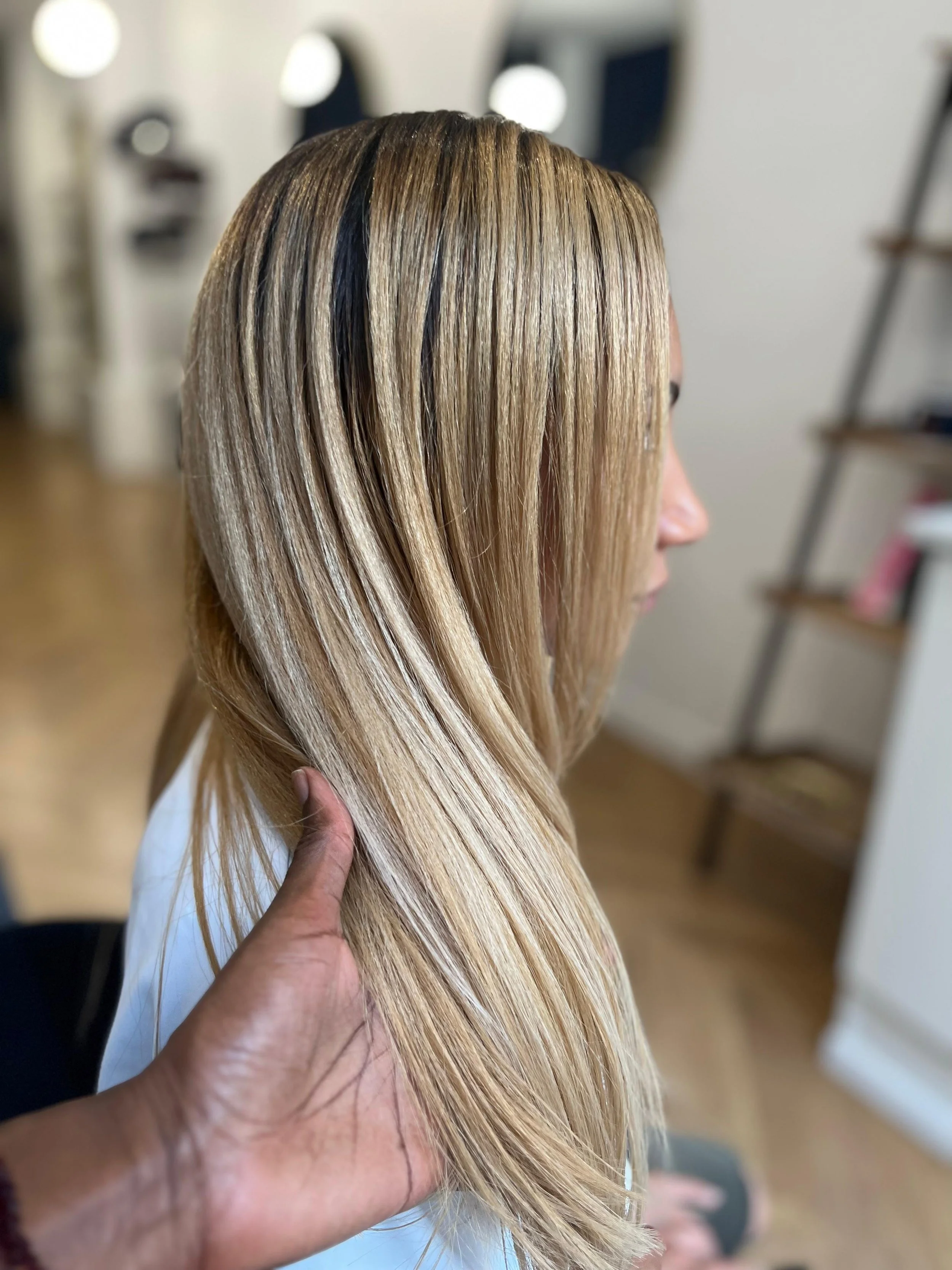 Mèches blond d'une cliente chez BYG PARIS