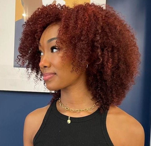 Coloration curls d'une cliente au salon BYG PARIS