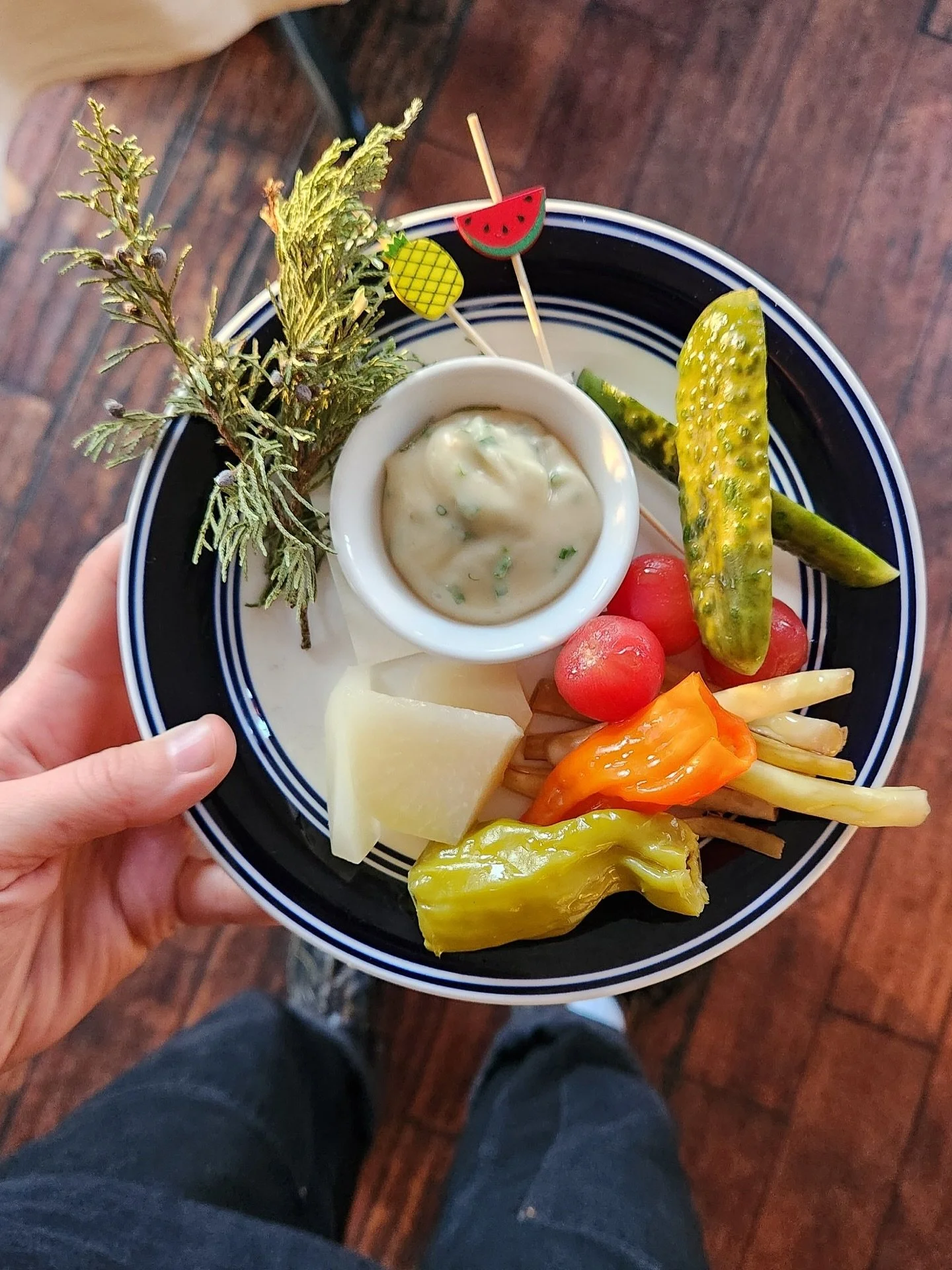 Got a little plate of all our pickles and ferments for y&rsquo;all 💃 Chive mayonnaise for dipping!

📸: @possibly_maaybe