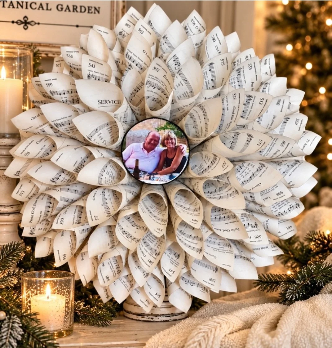 Round Paper Wreath with Custom Center (24“x 24“)