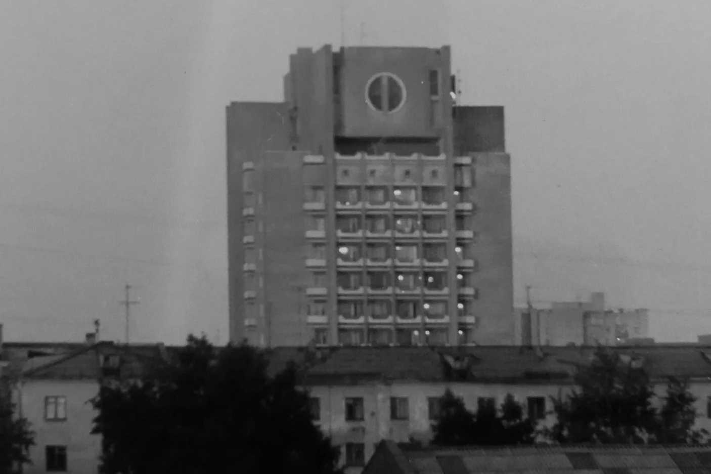 Foto von einem sowjetischen Plattenbau, fotografiert aus dem Fenster der ersten Wohnung, in der Senka gewohnt hat.