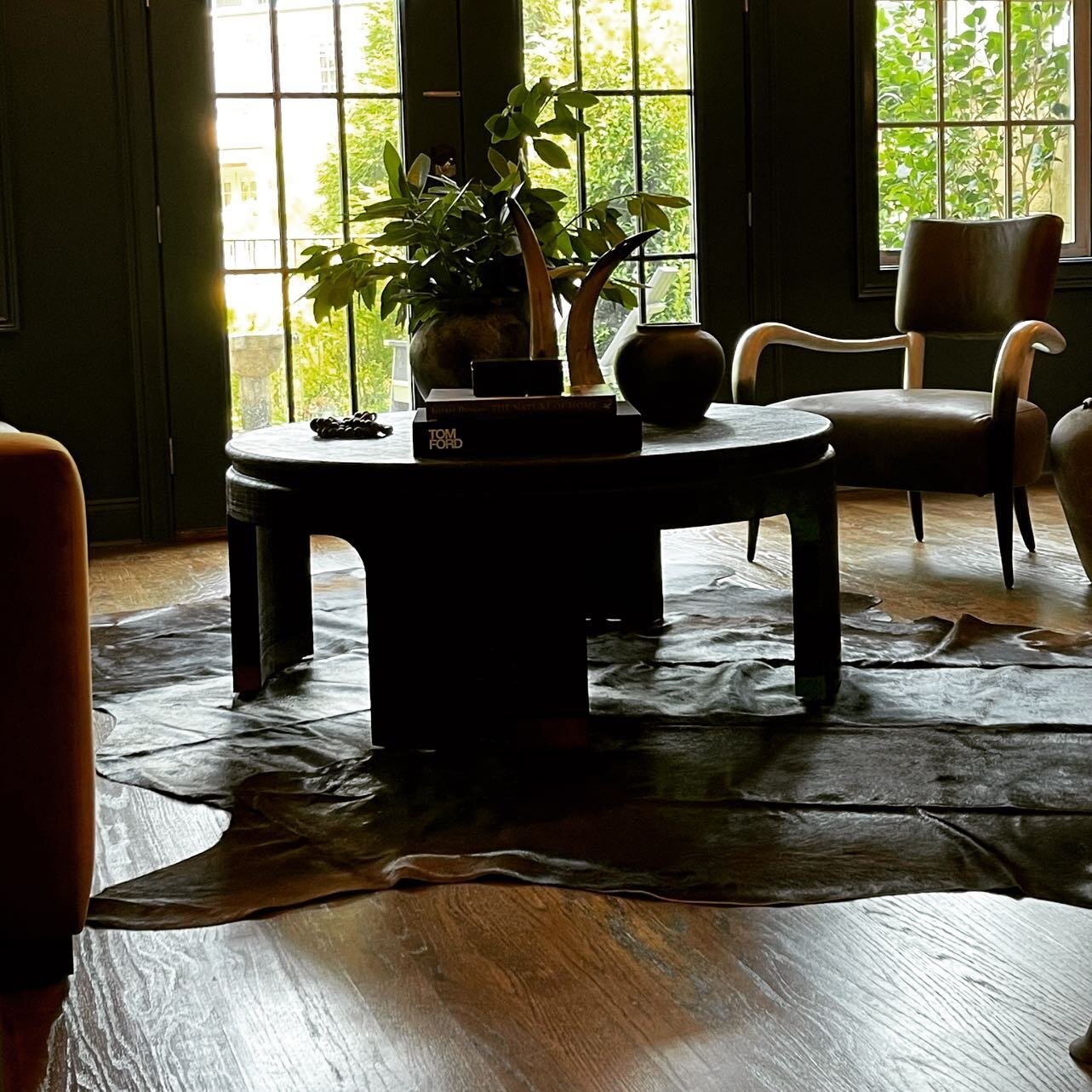 Moody bar room vibes&hellip;..

#ashleymillerdesign #interiordesign #barroom #darkwalls #leatherchairs #musicroomdecor #warmwallsinteriors #atlantadesigner #atldesigner