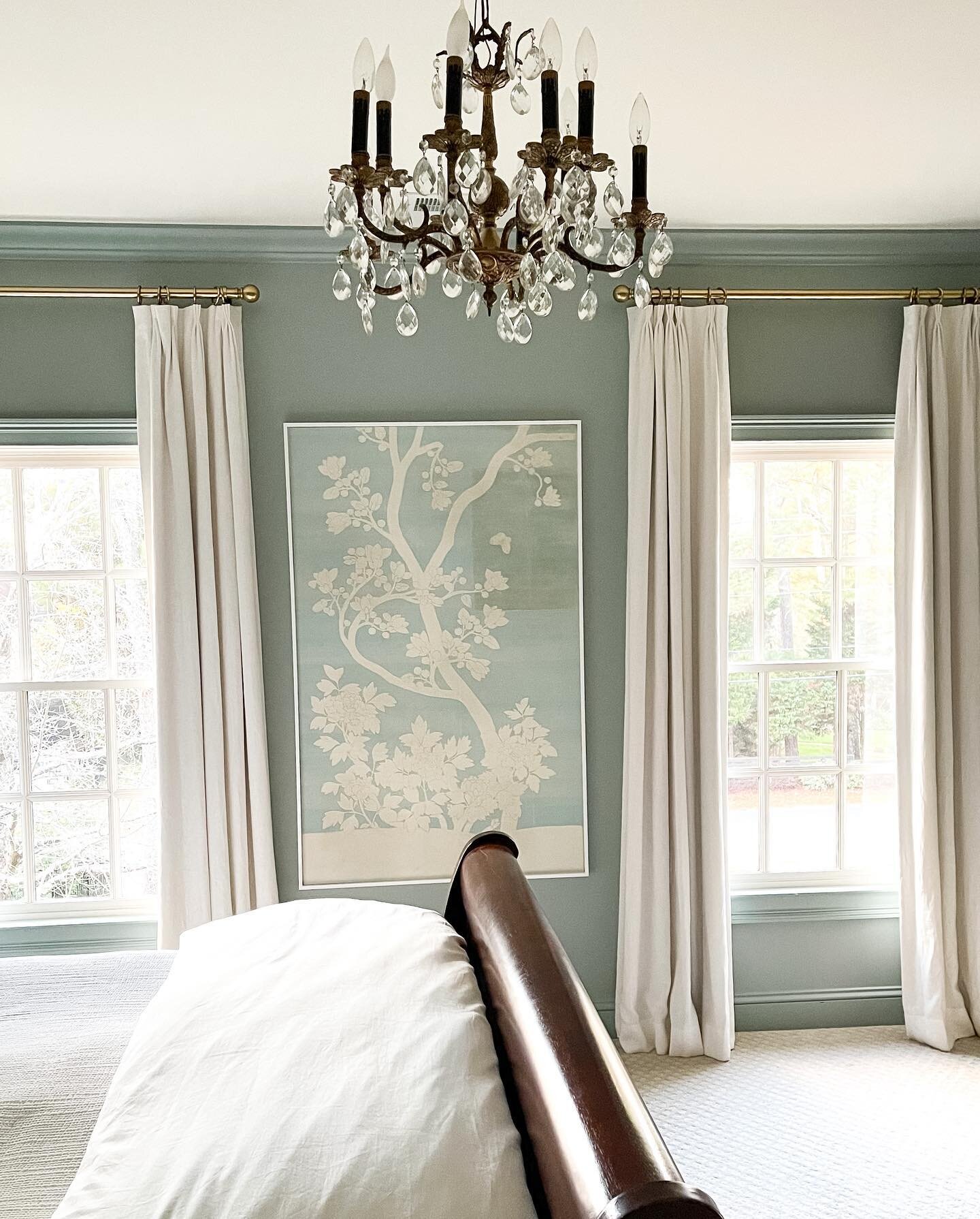 I&rsquo;m not of sure if I want to chase these January blues away or embrace them by crawling into bed. Either way this guest bedroom is serene and comforting and perfect for a cloudy day. 

#ashleymillerdesign #interiordesign #guestbedroom #bluewall