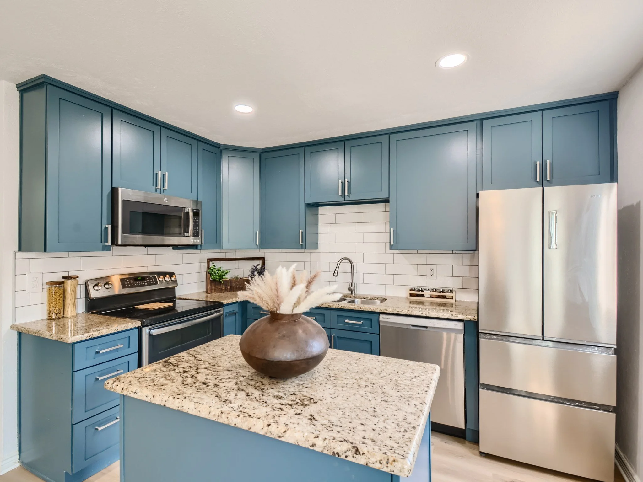 12 Kitchen.jpg