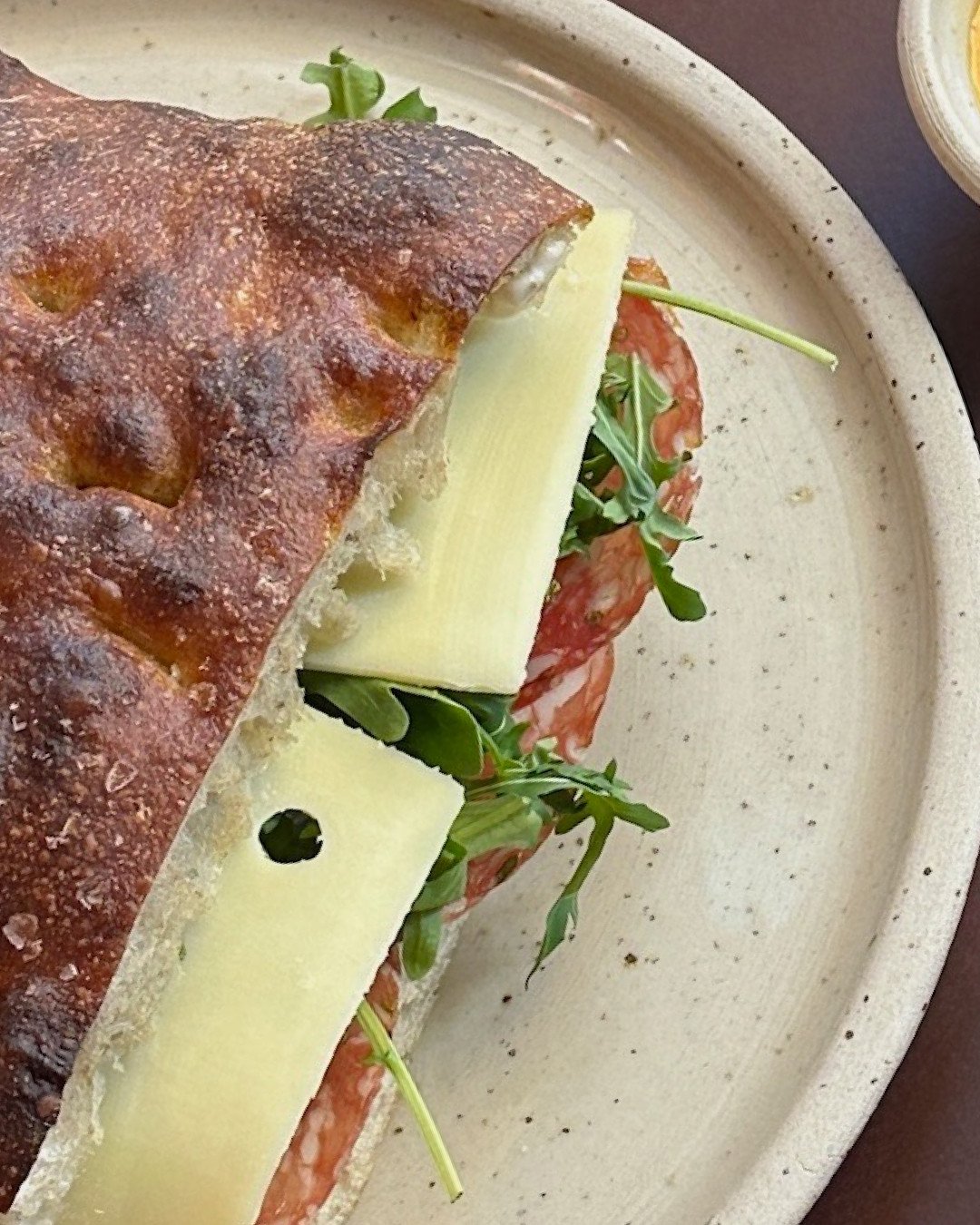 NY MENU FRA 11. JUNI 👏⁠
⁠
Og vi siger gl&aelig;delig hej til en efterspurgt, gammel kending, foccacia sandwichen. ⁠
⁠
Derudover introducerer vi en frokostbakke og en snackbakke med mere. Vi siger ogs&aring; farvel til br&oslash;dserveringen.⁠
⁠
Se m