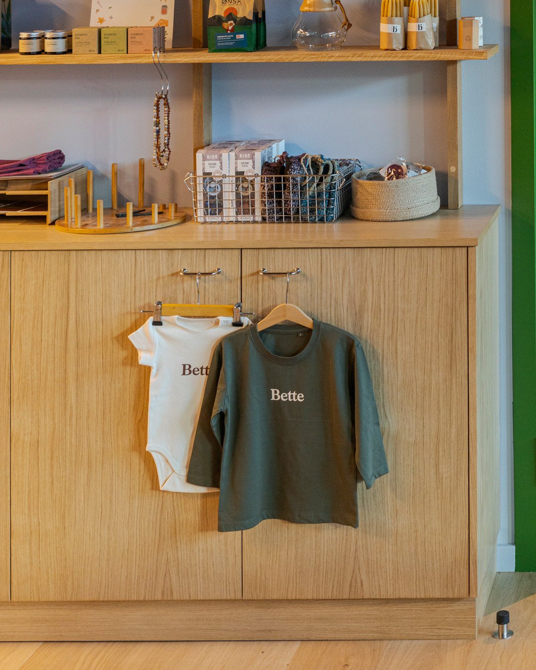 Bette t-shirts. De kan k&oslash;bes i butikken. ⁠
⁠
Kom gerne ned og se, hvad vi ellers har p&aring; hylderne.