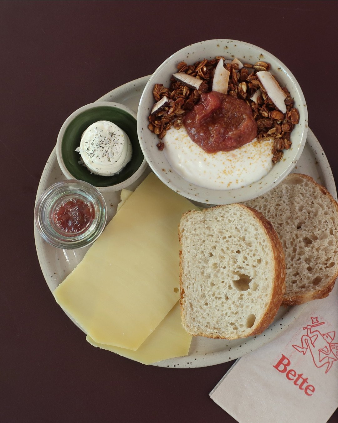 Bette klassiker: Combo, der best&aring;r af hjemmebagt surdejsbr&oslash;d, pisket sm&oslash;r og vesterhavsost. Hertil en portion yoghurt med hjemmelavet granola og kompot. ⁠
⁠
Vi serverer al mad hele dagen. Derudover har vi ogs&aring; mindre serveri