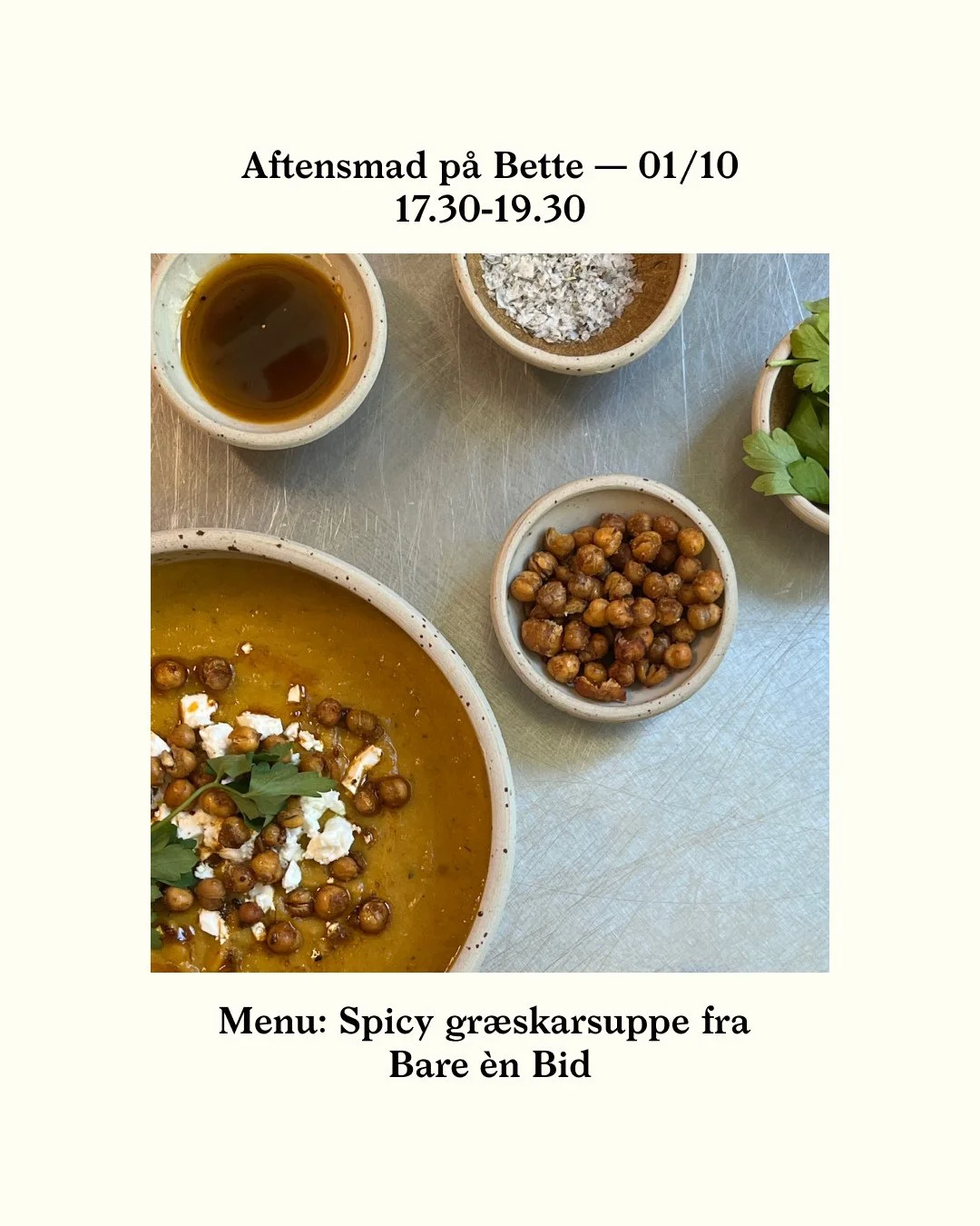 BETTES AFTENSMAD 01/10: Spicy gr&aelig;skarsuppe 🎃⁠
Vi er glade for at kunne byde Christian Sch&oslash;dts tilbage i k&oslash;kkenet, hvor han skal fremtrylle en l&aelig;kker suppe fra sin spritnye kogebog med b&oslash;rneretter, Bare &eacute;n Bid 