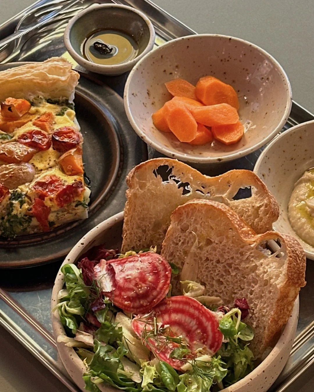 Bettes frokostbakke. ⁠
⁠
Den best&aring;r fast af fire-fem elementer, der kan variere: T&aelig;rte med gr&oslash;ntsager, samt noget spr&oslash;dt, syrligt, cremet og m&aelig;ttende 🍴⁠
⁠
En personlig favorit er de syltede guler&oslash;dder 🥕😋⁠
⁠
H