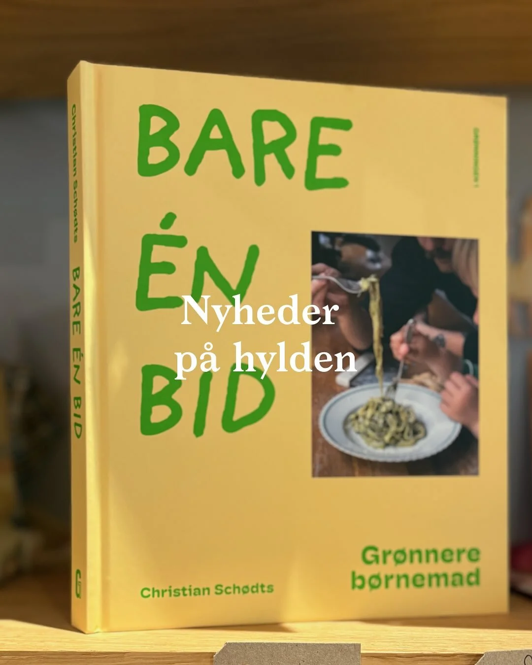 Ugens nyhed p&aring; hylden er den nye kogebog med b&oslash;rnemad af Bette-ven Christian Sch&oslash;dts. Han har tidligere g&aelig;stet vores k&oslash;kken med l&aelig;kre, gr&oslash;nne retter - til stor velbehag for store og sm&aring;. ⁠

Allerede