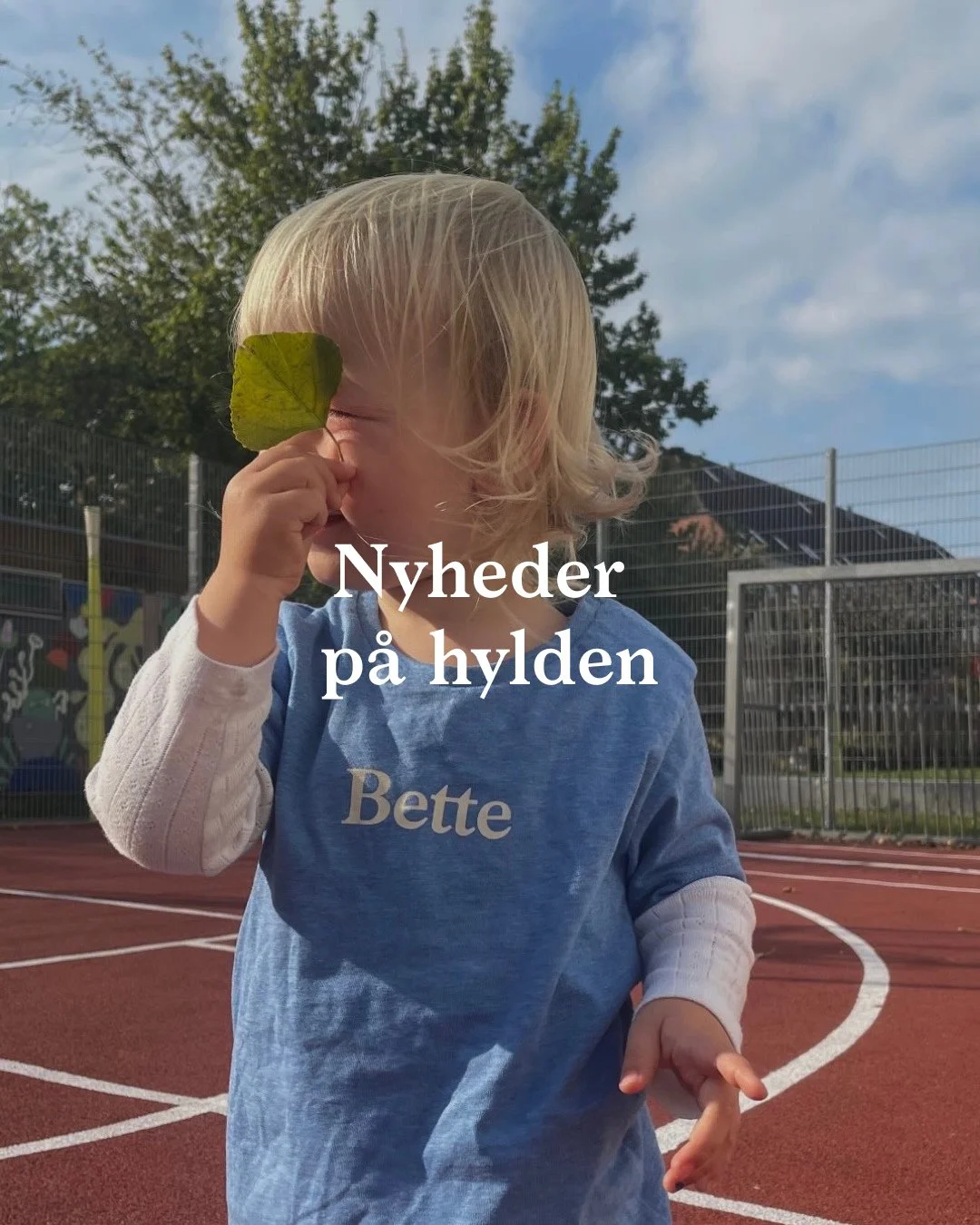 Vi har f&aring;et de fineste t-shirts hjem i nye farver. Det er samme h&oslash;je kvalitet som vi altid har valgt, der naturligvis ogs&aring; er GOTS certificeret. I kan se farverne i caf&eacute;en og sp&oslash;rge efter flere st&oslash;rrelser hos v