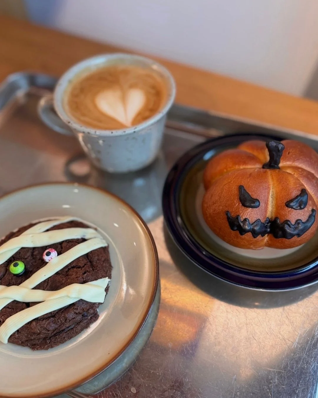Vi har tryllet lidt i k&oslash;kkenet &ndash; og du kan nu finde (u)hyggeligt l&aelig;kkert bagv&aelig;rk p&aring; caf&eacute;en! 🧁✨⁠
Pr&oslash;v vores halloween-inspirerede treats sammen med en varm kop kaffe, og m&aelig;rk stemningen sprede sig 🕯