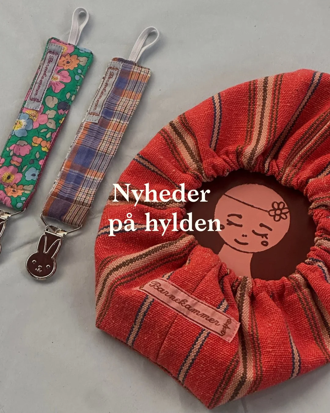 Vi har fået de skønneste produkter fra Barnekammer på hylden – et dansk brand, der hylder håndværk, bæredygtighed og tidløst design 🤍
Barnekammer skaber smukke ting med omtanke – til dig, de