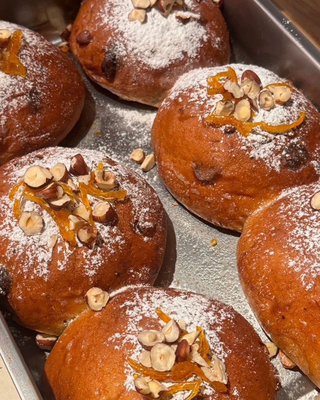Vi siger farvel til gr&aelig;skarbollen og hej til julebollen! ✨⁠
⁠
Vores Bette-bager, Karen, har tryllet en julet bolle frem med appelsin, chokolade og hasseln&oslash;dder 🤩⁠
⁠
Du kan smage den til julemarkedet p&aring; s&oslash;ndag og hele julen 