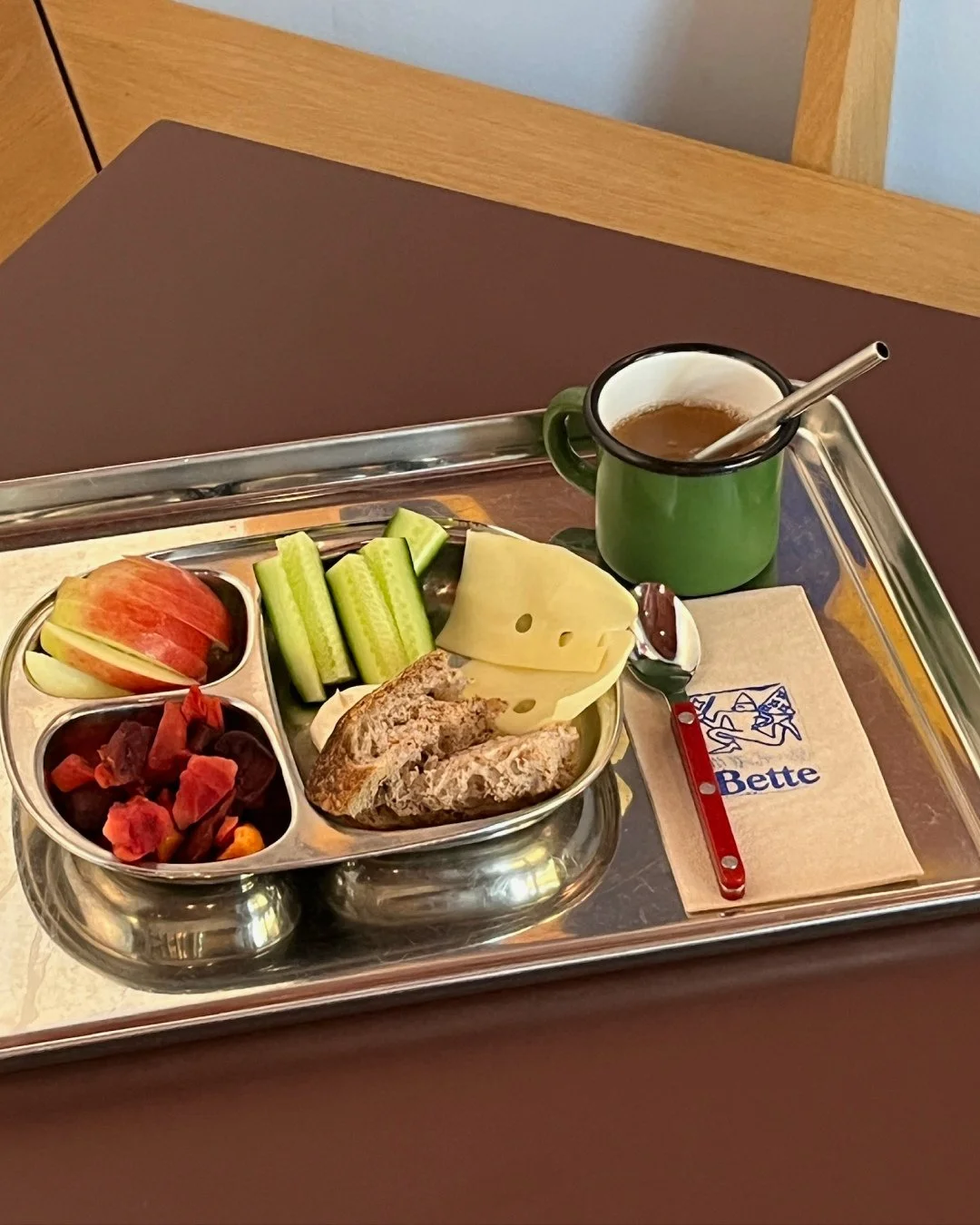 Hos Bette Caf&eacute; tror vi p&aring;, at b&oslash;rnemad skal laves med samme k&aelig;rlighed som de voksnes.⁠
⁠
Derfor er vores b&oslash;rnemenu fyldt med ordentlige r&aring;varer, simple smage og masser af hygge &ndash; s&aring; de sm&aring; f&ar