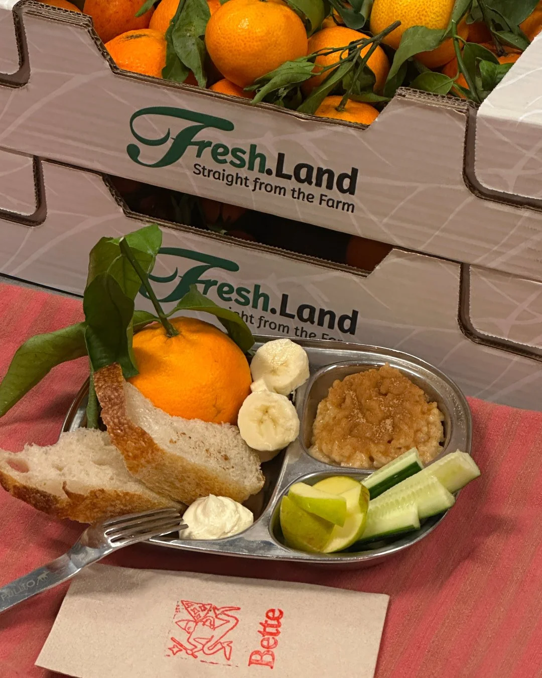 M&aring;nedens Frugt hos Bette 🍊⁠
I samarbejde med Fresh.Land fork&aelig;ler vi b&oslash;rnene med &oslash;kologiske, solmodne appelsiner &ndash; h&oslash;stet for f&aring; dage siden og fulde af naturlig s&oslash;dme.⁠
⁠
K&oslash;b en b&oslash;rnem