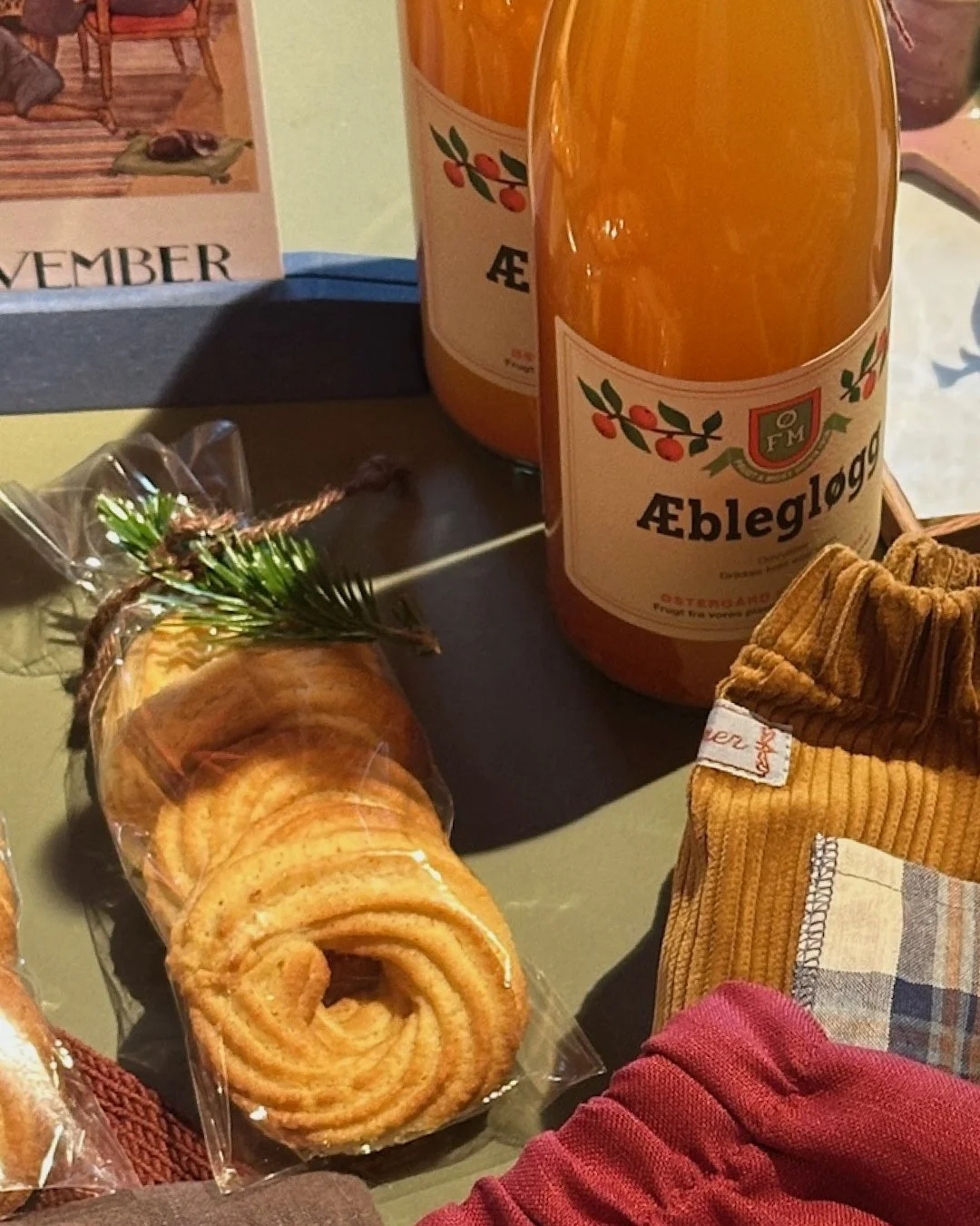 Perfekt som v&aelig;rtsgave eller som lille fork&aelig;lelse til dem, du holder af.⁠
⁠
Vores alkoholfri &aelig;blegl&oslash;gg fra @oestergaardmosteri, der let kan spices up, og en pose store, spr&oslash;de vaniljekranse fra vores Bette-bager, Karen,