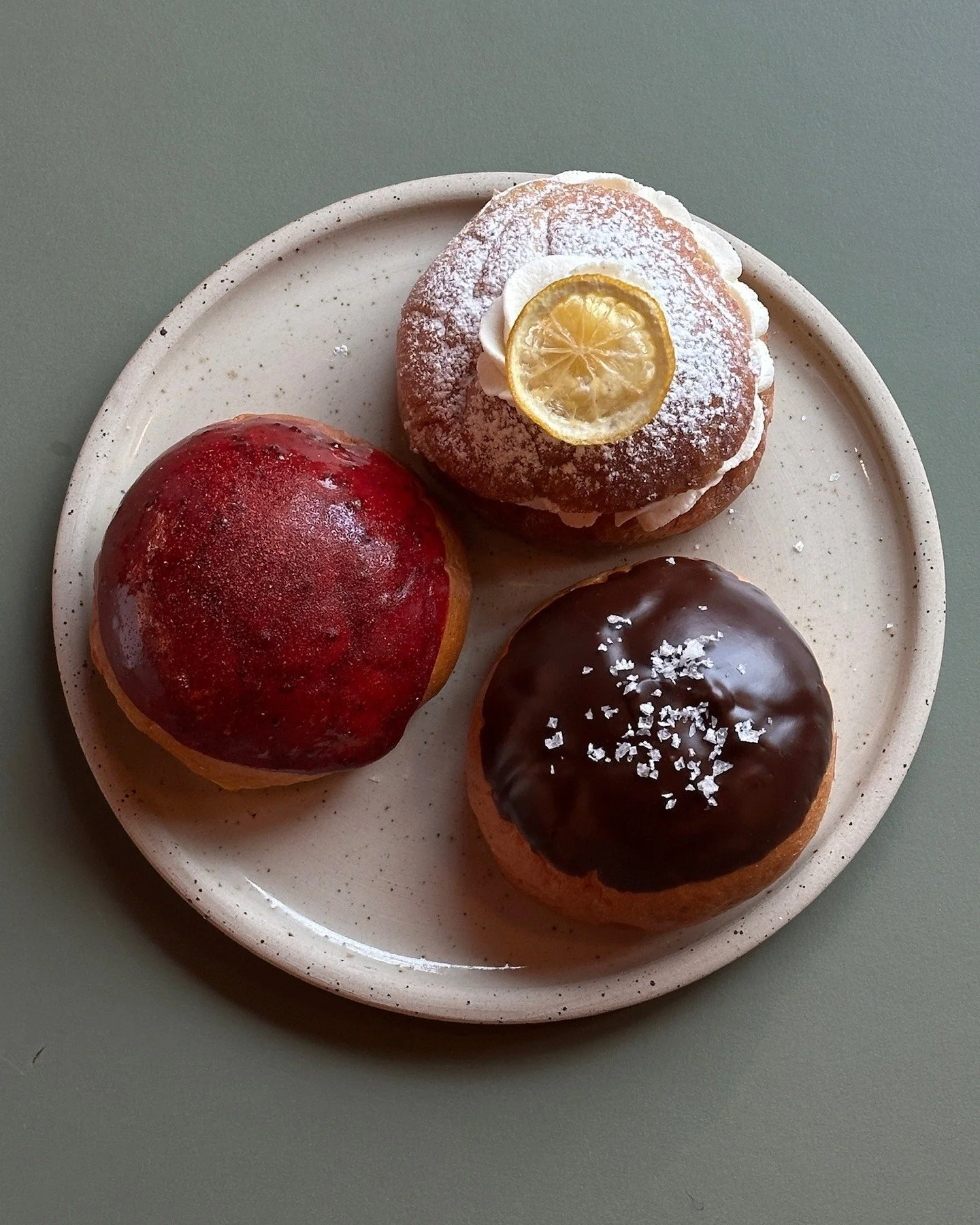 🎭✨ Fastelavnsboller hos Bette Caf&eacute;⁠
⁠
Klar fra i morgen kl. 10.00 &ndash; s&aring; l&aelig;nge lager haves (og de bliver hurtigt udsolgt!)⁠
⁠
V&aelig;lg mellem 3 l&aelig;kre varianter:⁠
⁠
🥐 Gammeldags &ndash; vaniljecreme, fl&oslash;deskum, 