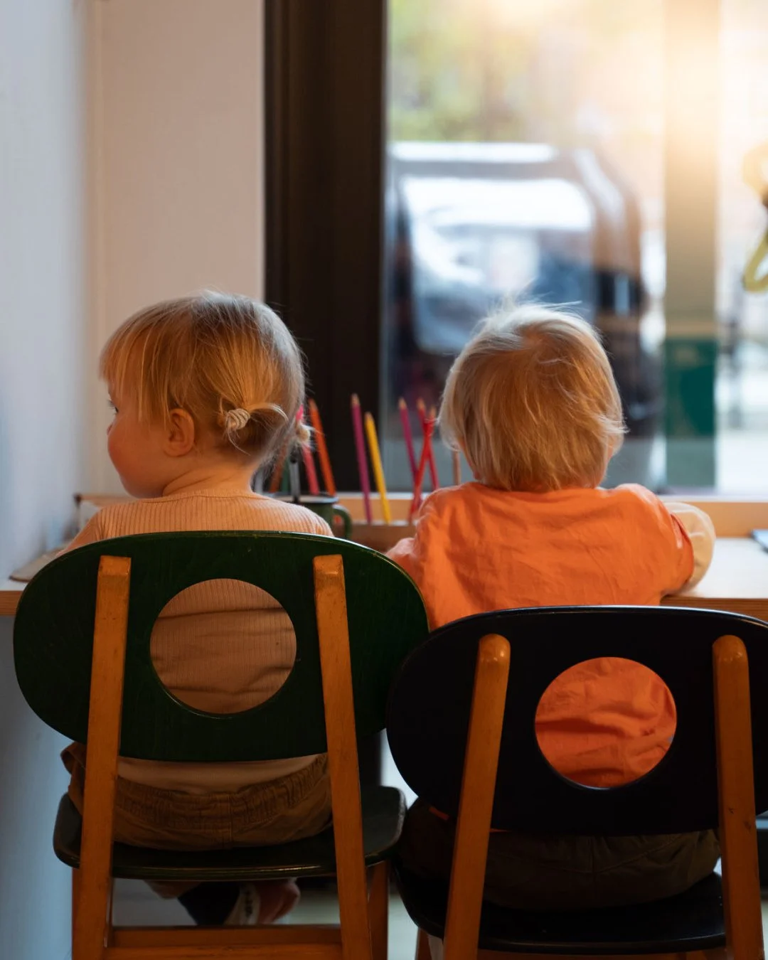 🎨 Tegn, farv og dr&oslash;m hos Bette Caf&eacute;!⁠
Vores tegnebord er altid klar til sm&aring; kunstnere 🖍️👶⁠
⁠
Slip fantasien l&oslash;s, mens I nyder en kop kaffe eller en snack &ndash; sjovt for b&oslash;rn, afslappende for voksne!⁠