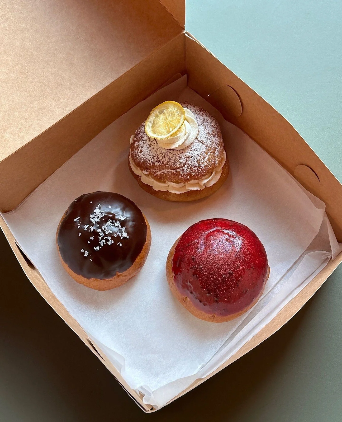 Fastelavn er lige om hj&oslash;rnet, og vi fejrer det hver dag med vores l&aelig;kre fastelavnsboller.⁠
⁠
Hvilken er jeres favorit?⁠
🤎 Gammeldags⁠
❤️ Solb&aelig;r/Ribs⁠
💛 Solskin med citron