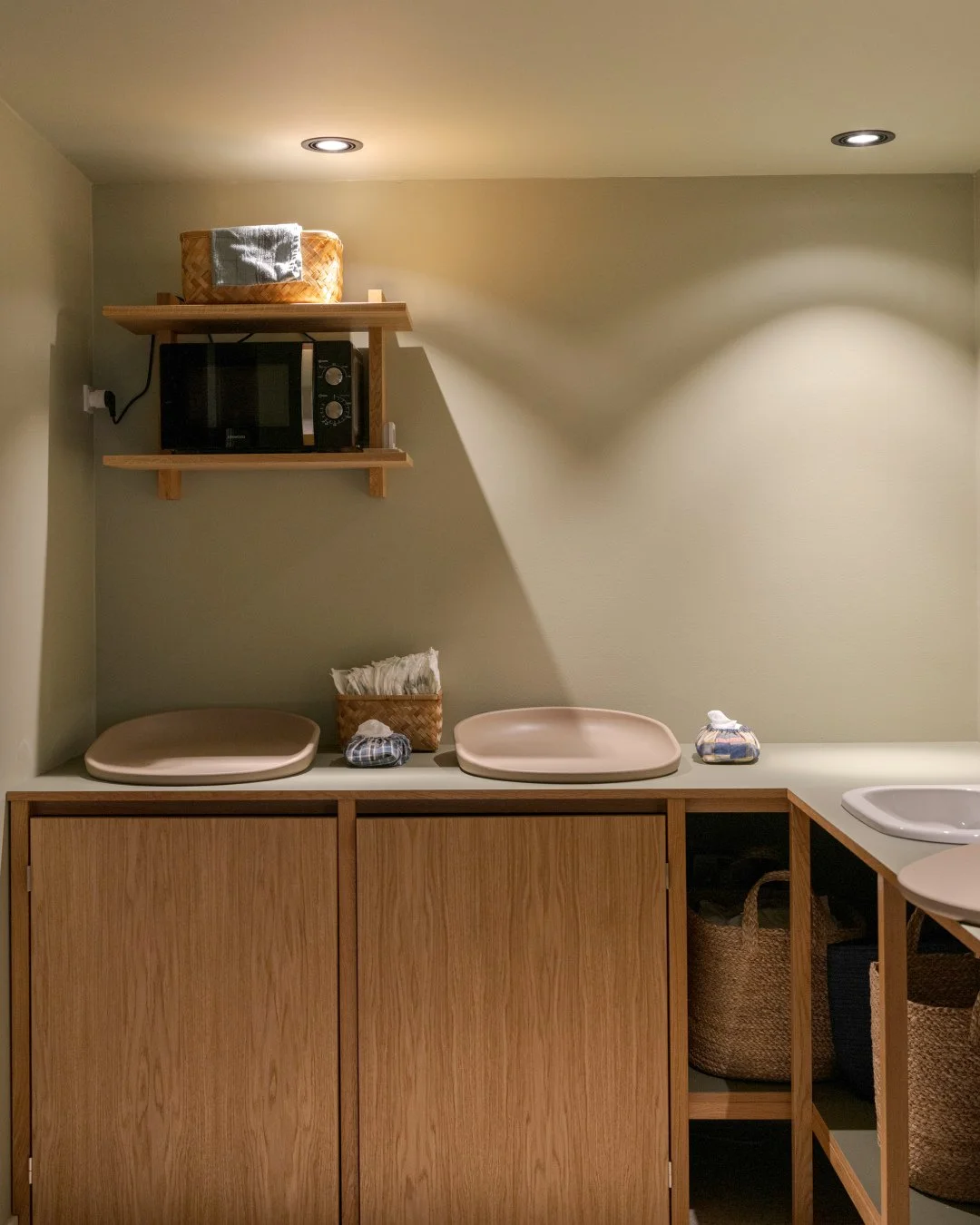 👶💛 Hos Bette er der t&aelig;nkt p&aring; b&aring;de sm&aring; og store g&aelig;ster⁠
⁠
I caf&eacute;en har vi et lille legeomr&aring;de, og derudover tilbyder Bette et puslerum med gratis bleer og v&aring;dservietter.⁠
Alt sammen for at g&oslash;re