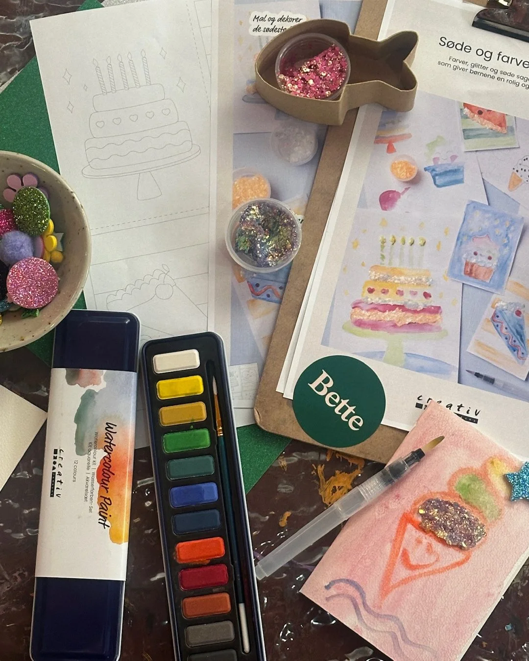 Vi inviterer til Kreative H&aelig;nder p&aring; Bette 🎨⁠
I denne omgang kan sm&aring; (og store) h&aelig;nder dekorere is, kager og s&oslash;de sager med vandfarver, glimmer og klisterm&aelig;rker ✨⁠
🖍️ Hver tirsdag &amp; torsdag eftermiddag⁠
🎟️ G