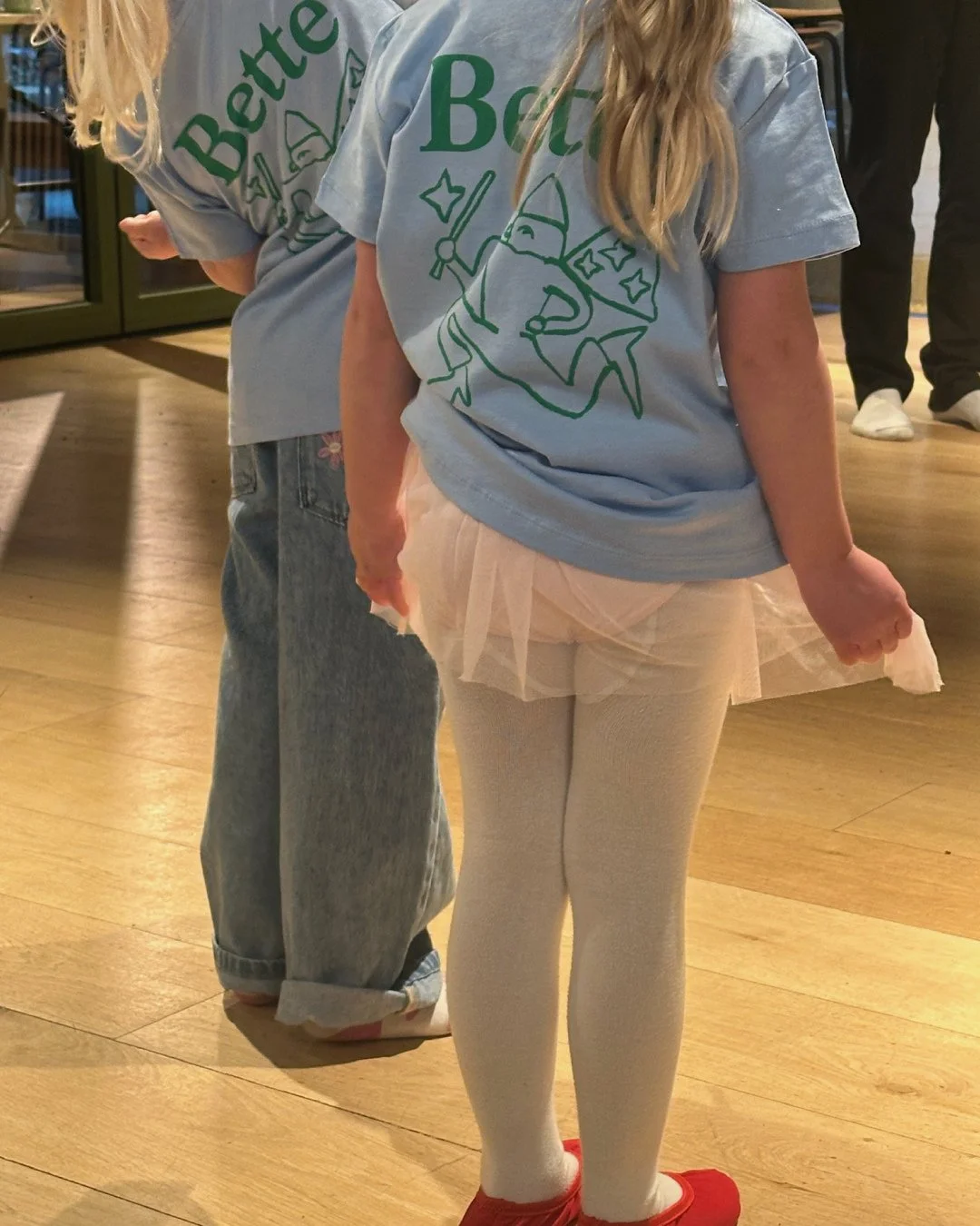 Vinterferien er i gang p&aring; Bette 🤍⁠
⁠
Og vi har dans og yoga for b&oslash;rn, aftensmad for hele familien, forfatterm&oslash;de med forfatter af en fantastisk b&oslash;rnebog, samt alt det s&aelig;dvanlige p&aring; programmet.
⁠
F&aring; det fu