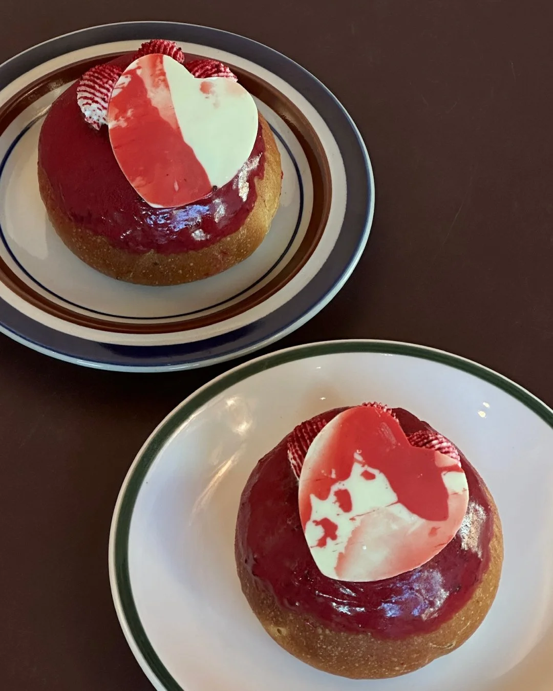 K&aelig;rlighed ved f&oslash;rste bid 💘⁠
⁠
Vores Valentine fastelavnsbolle lander kun i morgen d. 14.02 &ndash; fyldt med s&oslash;dme og toppet med hjerte 💗⁠
⁠
Tag din Valentine (eller v&aelig;r din egen) og kig forbi ✨